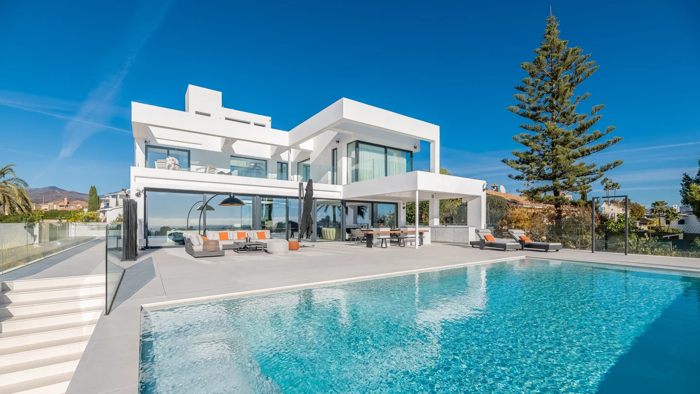 Moderne Designer-Villa mit Panoramablick auf das Meer, den Golfplatz und die Berge.