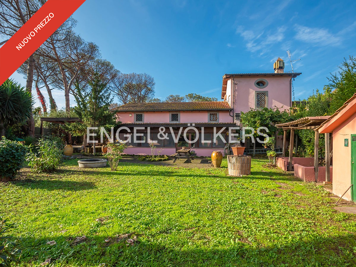 Appia Antica, prestigious semi-detached villa with timeless charm