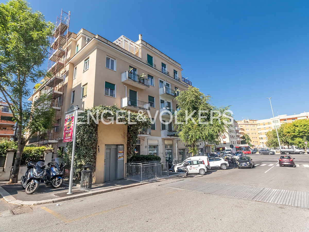 Spacious, bright apartment in Piazza Vescovio