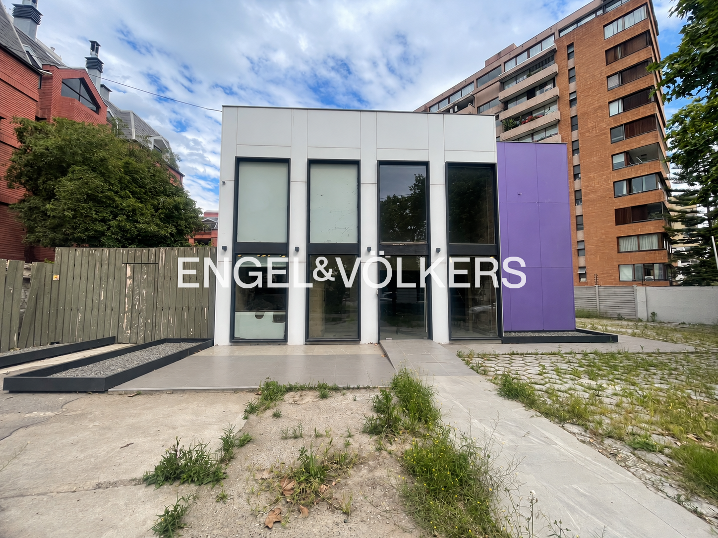 Local comercial en Las Condes de 320 m2 construidos y 920 m2 de terreno