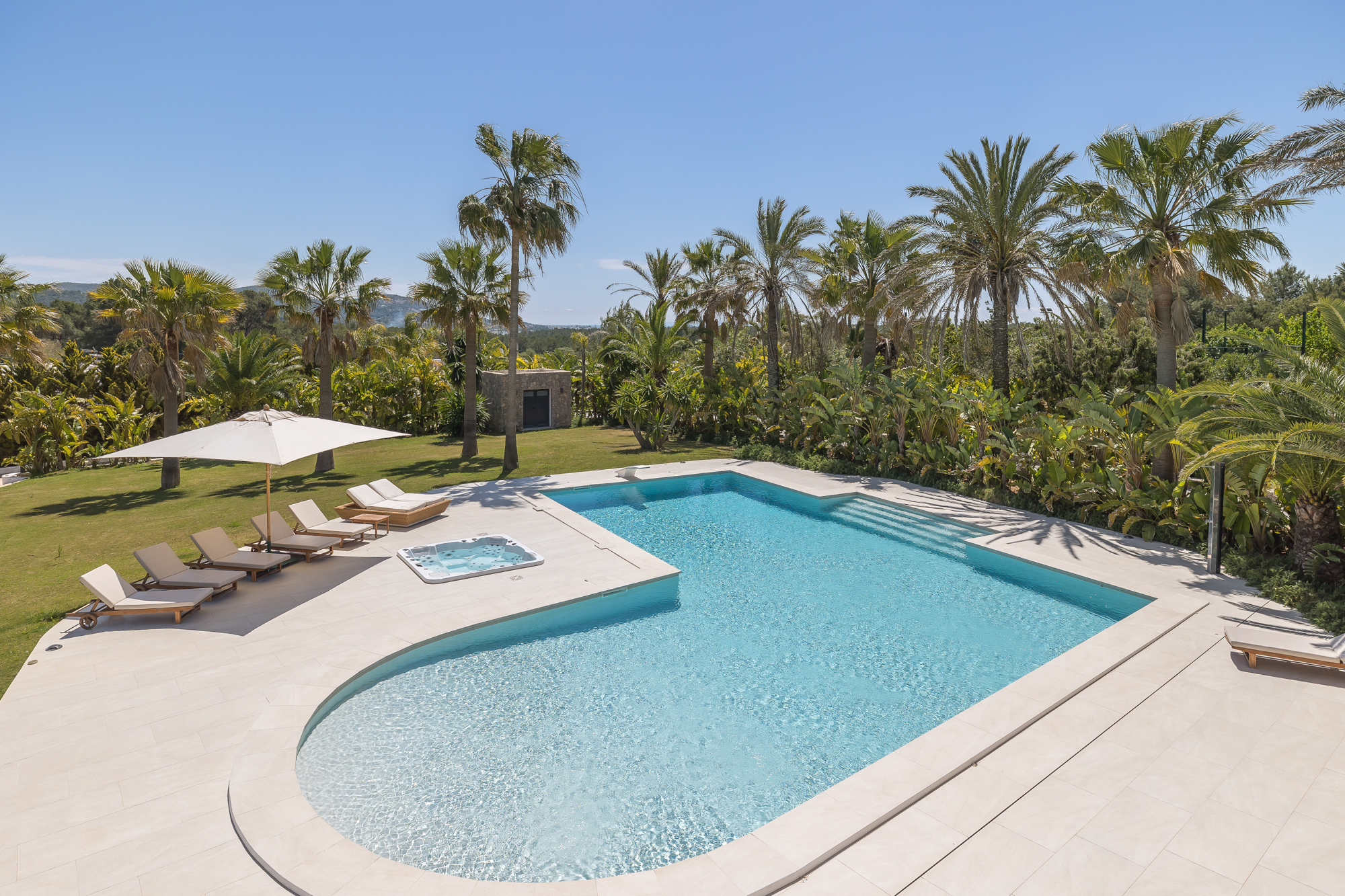 Stately mansion with large garden and rental licence