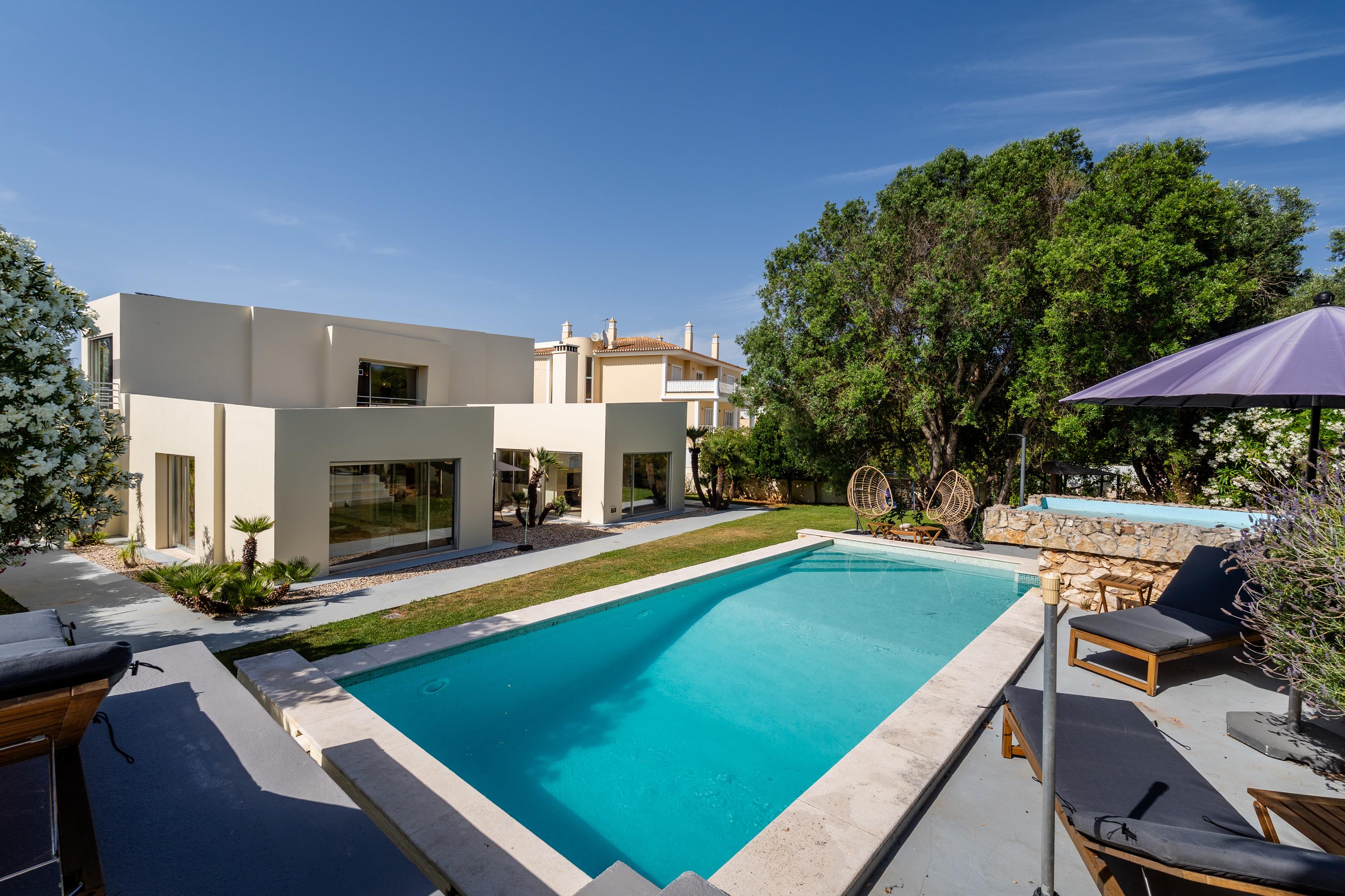 Timeless Elegance: Exclusive 4-Bedroom Villa in a Prestigious Location in Alvor