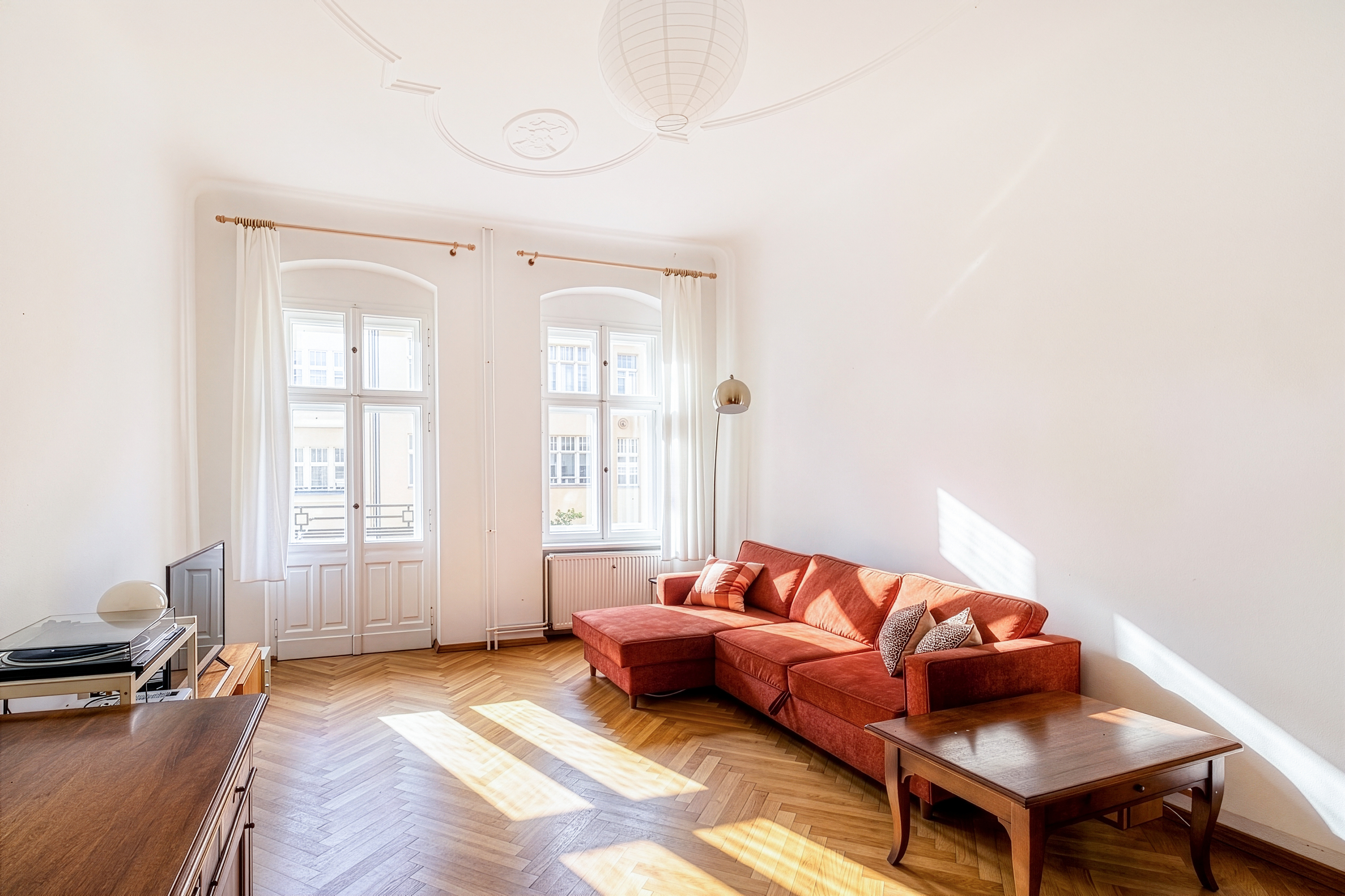 Stylish period apartment with south-facing balcony in sought-after Samariterkiez