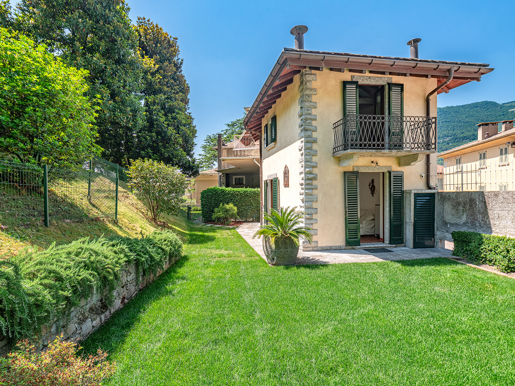 Charming little house in the grounds of Villa Cademartori