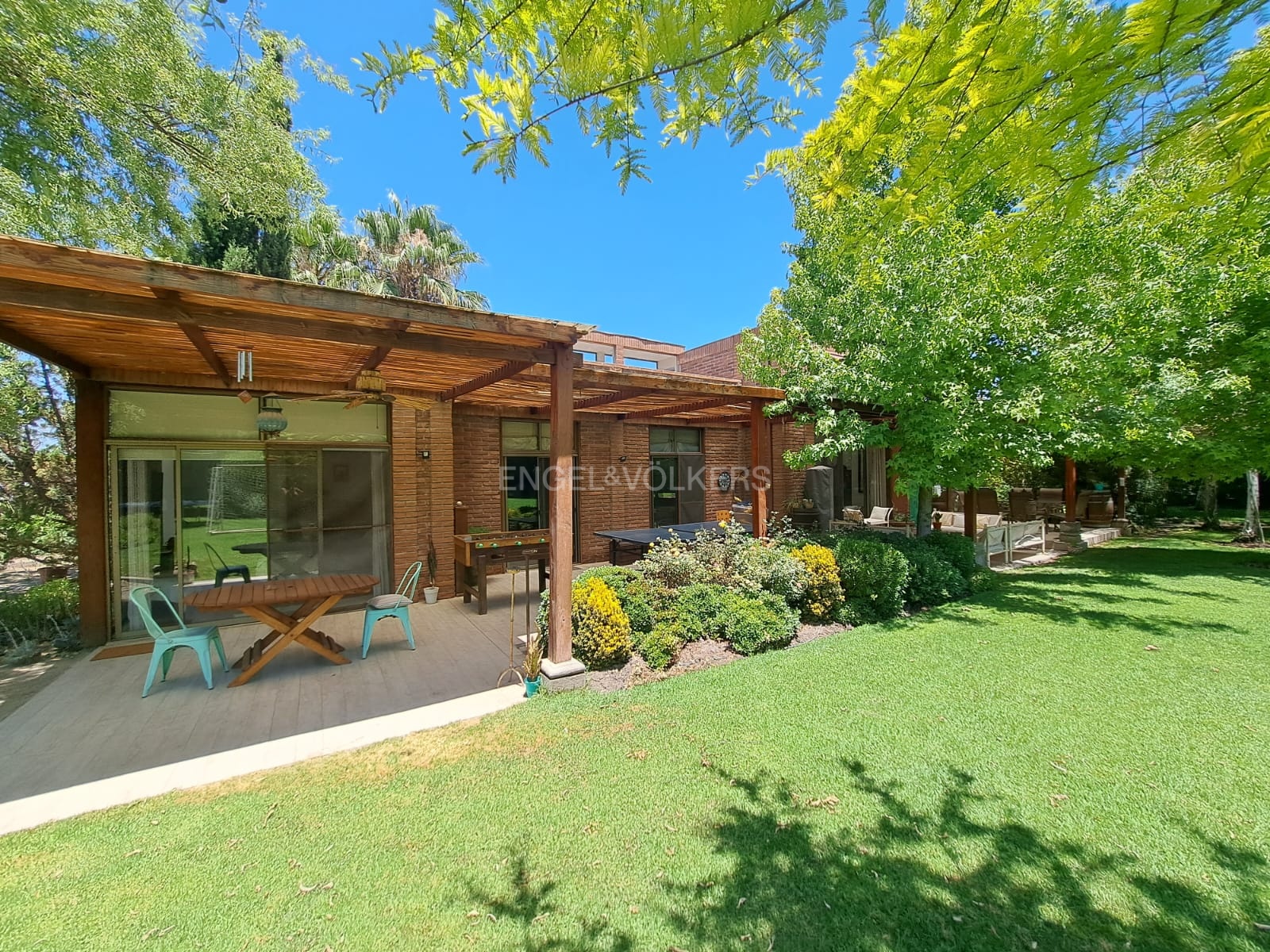 Casa de un piso en condominio consolidado