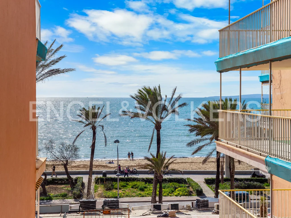 Beautiful flat with sea views, terrace and parking