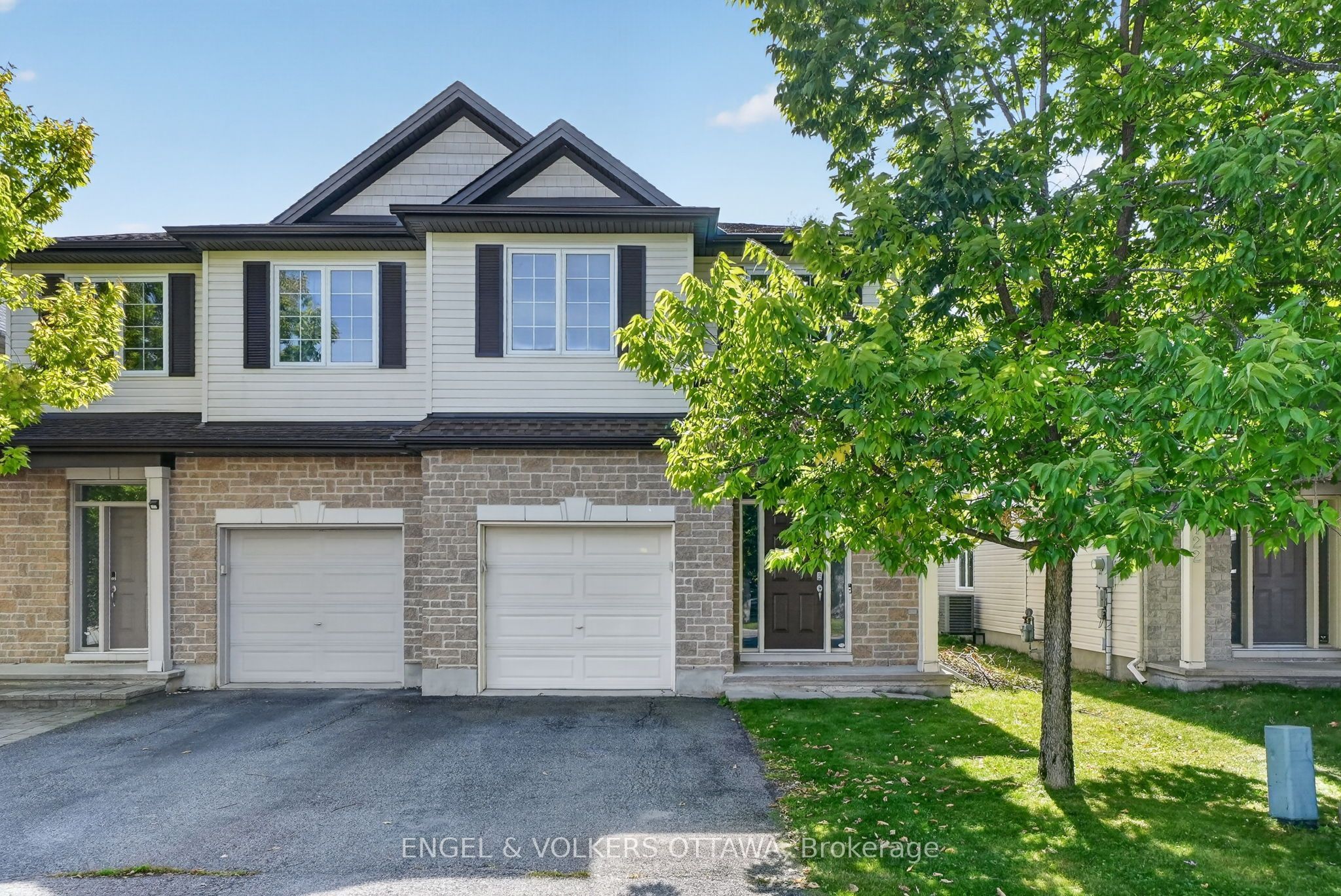 Spacious Tartan Cedar Model Home in Findlay Creek