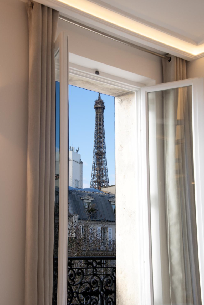 Luxuriously renovated turn key appartment, air-conditioned. Eiffel tower view