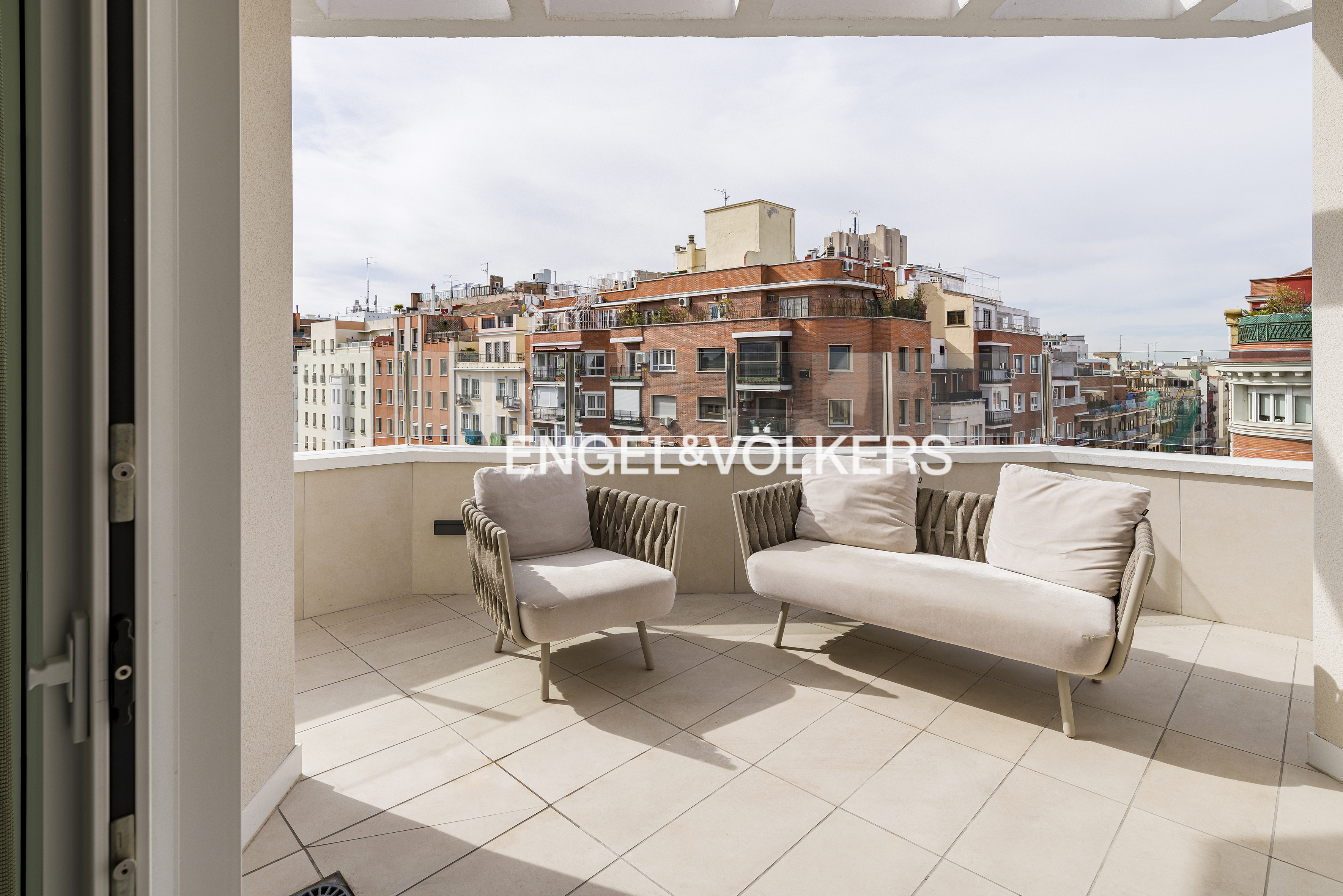 Exclusive luxury flat with terrace in Goya.