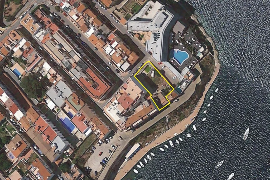 Immobilie mit Grundstück in erster Meereslinie in Es Castell, Menorca