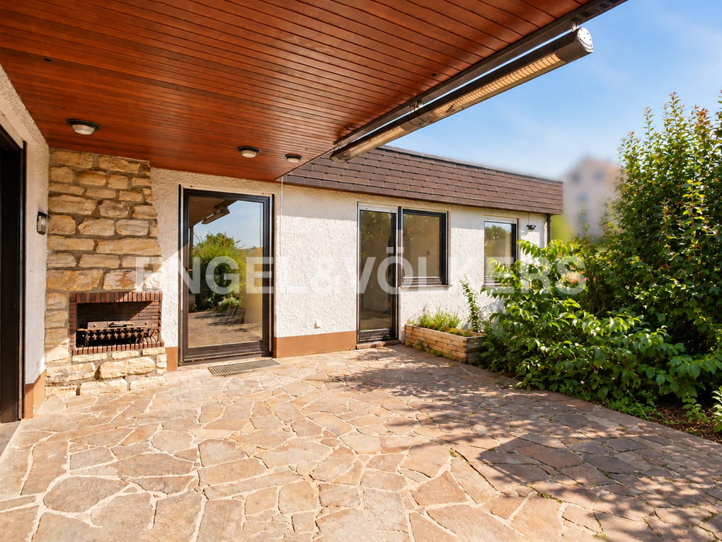 Ideal für die Familie: Großzügiger 7-Zim.-Bungalow mit Garten & 2 Garagen