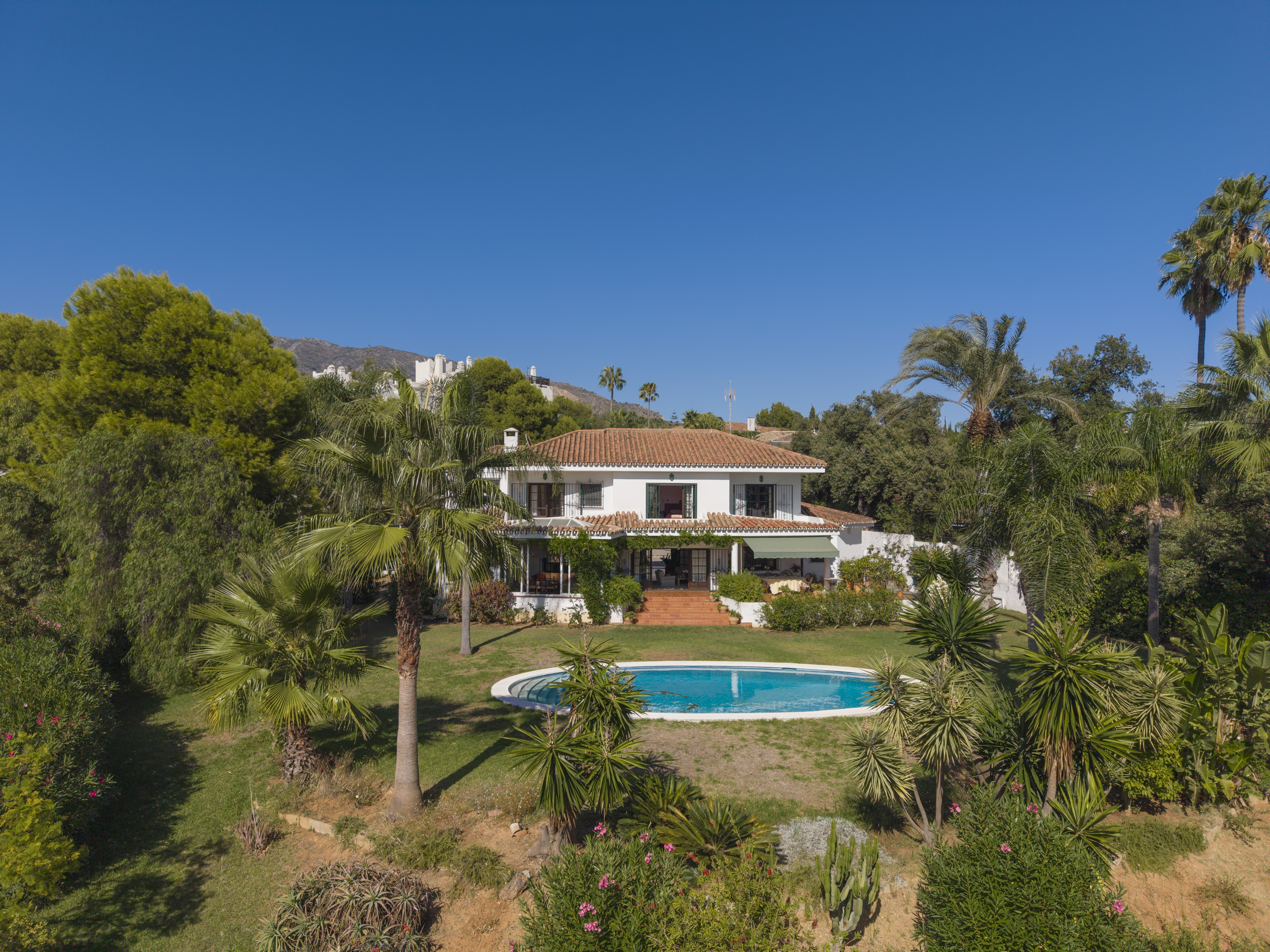 Villa Renisa, villa andaluza en una gran parcela privada con vistas al mar