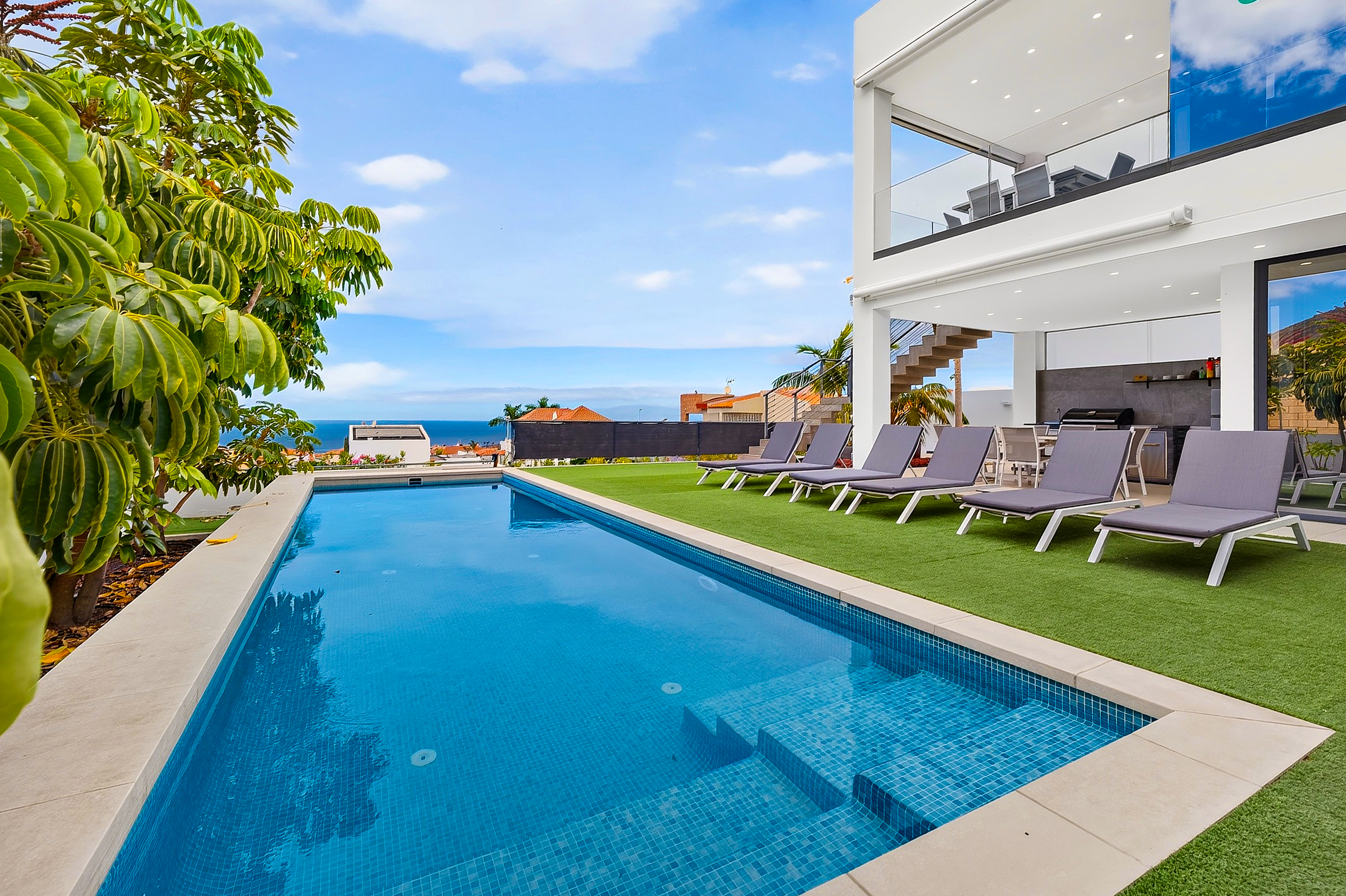 Modern luxury villa with sea views in El Madroñal