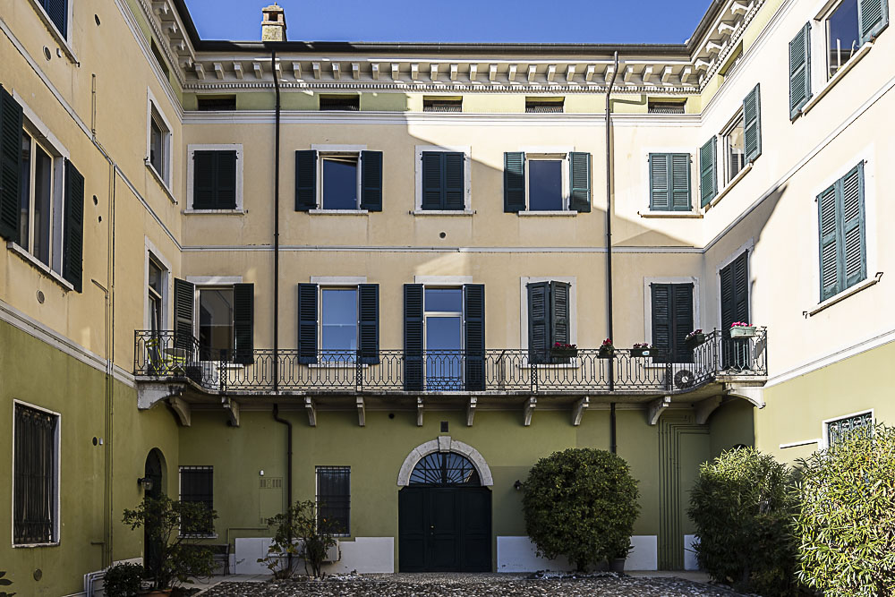 Porzione di palazzo storico nel centro di Desenzano