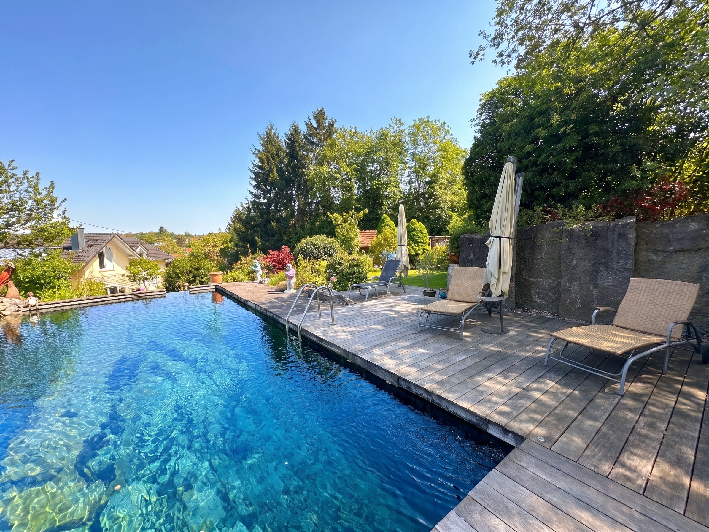 Exkl. Luxusvilla mit Naturpool, Wellnessbereich & Traumgarten in ruhiger Bestlage von Offenburg