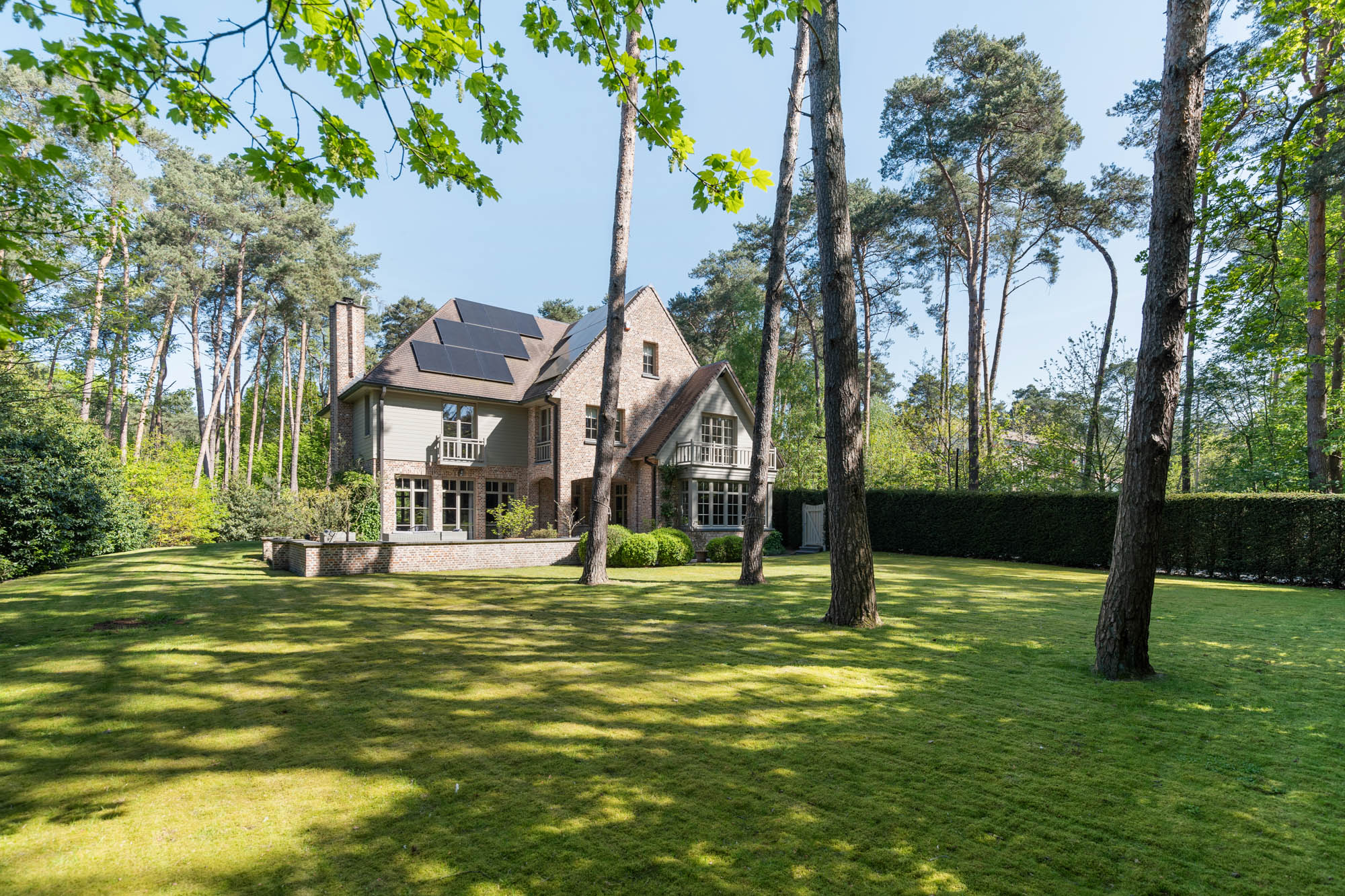 Elegant, move-in-ready villa with adjacent building plot and exceptional privacy