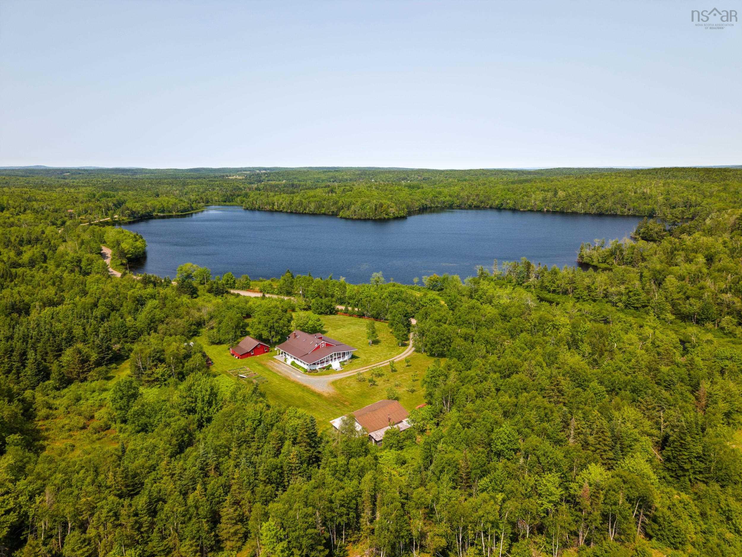 Pinevale Lakefront: 7.5-Acre Estate & 7-Bed Family Home