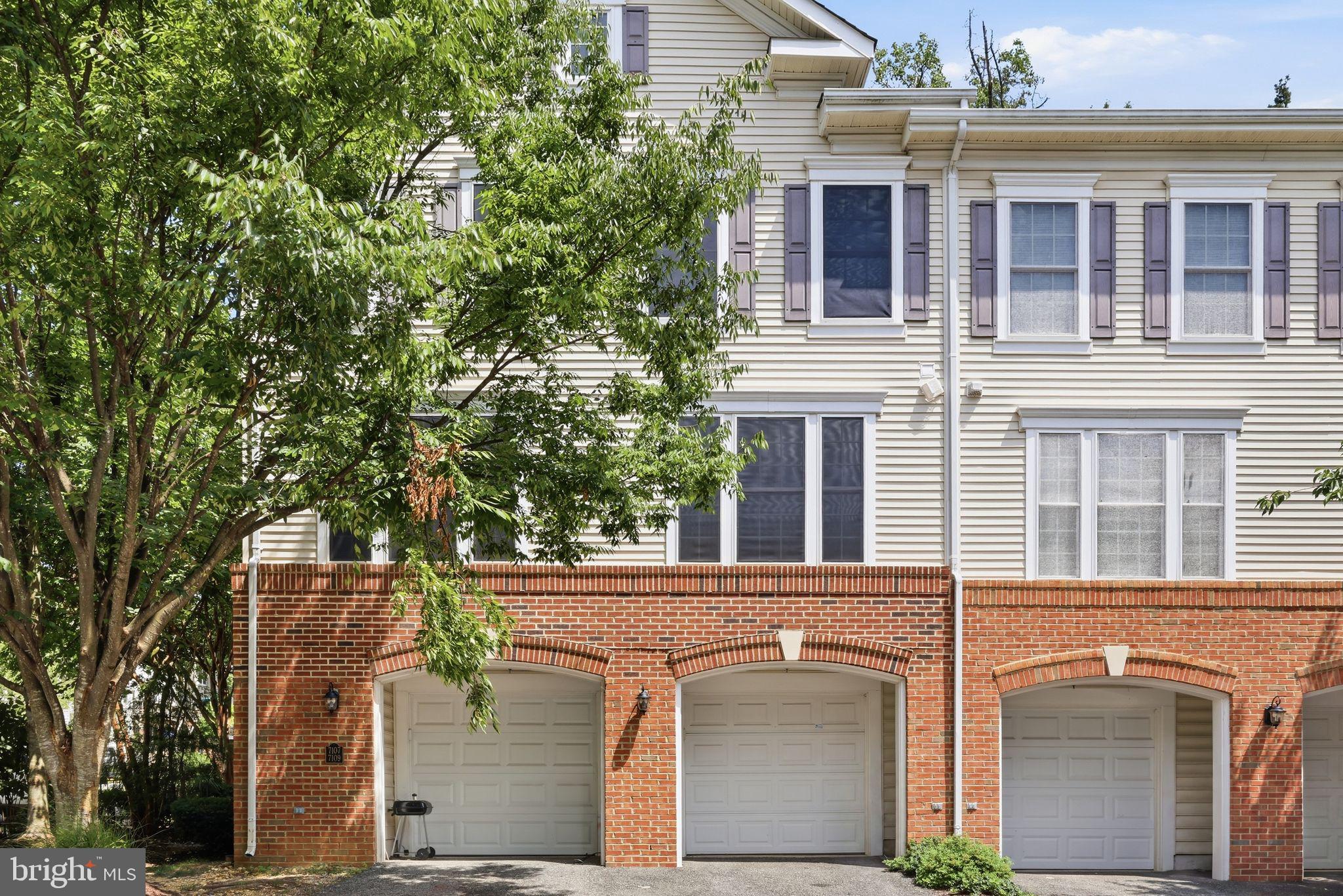 Light-Filled End-Unit in Groveton Woods