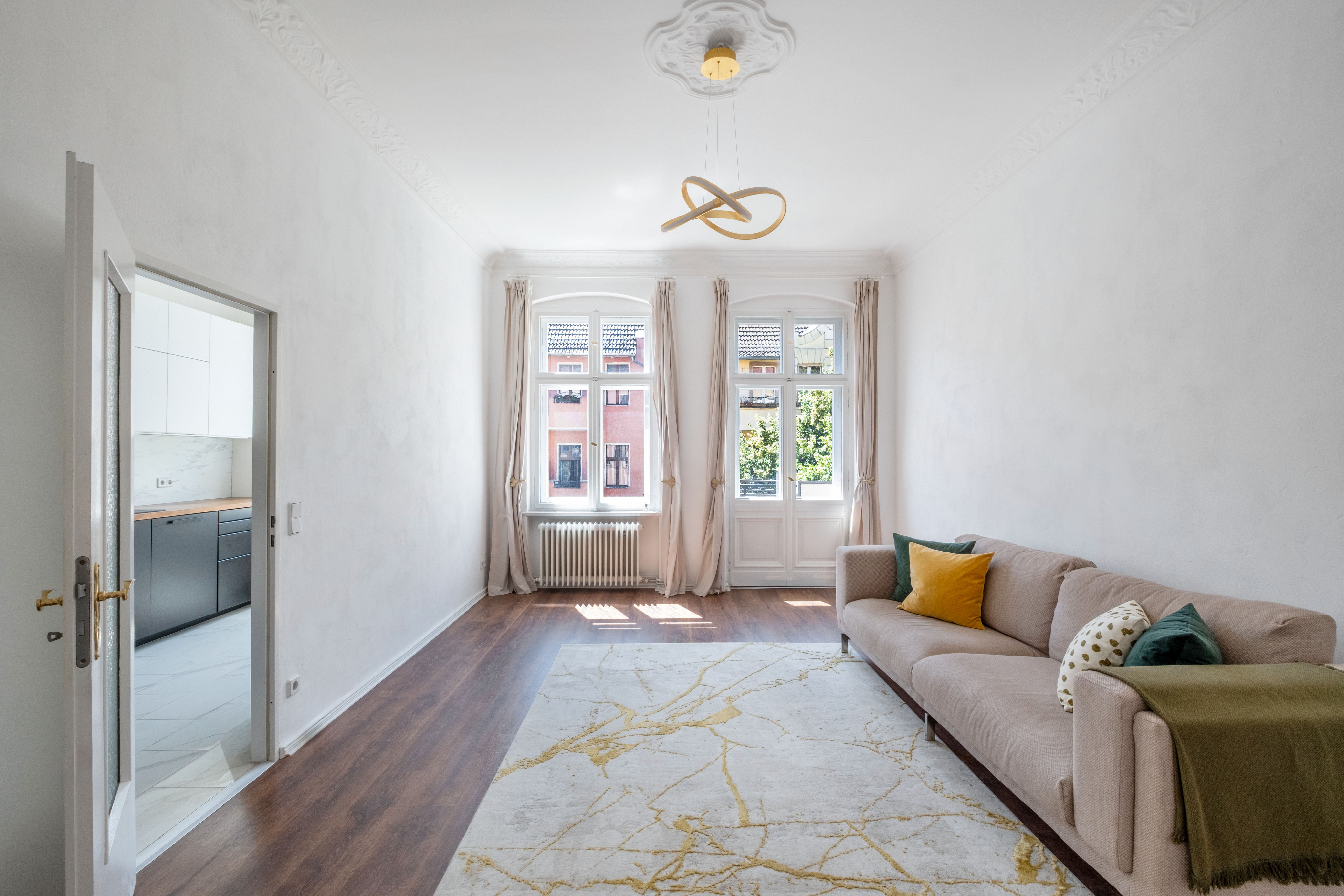 Sunny 3-room apartment in an old building with balcony in Schillerkiez