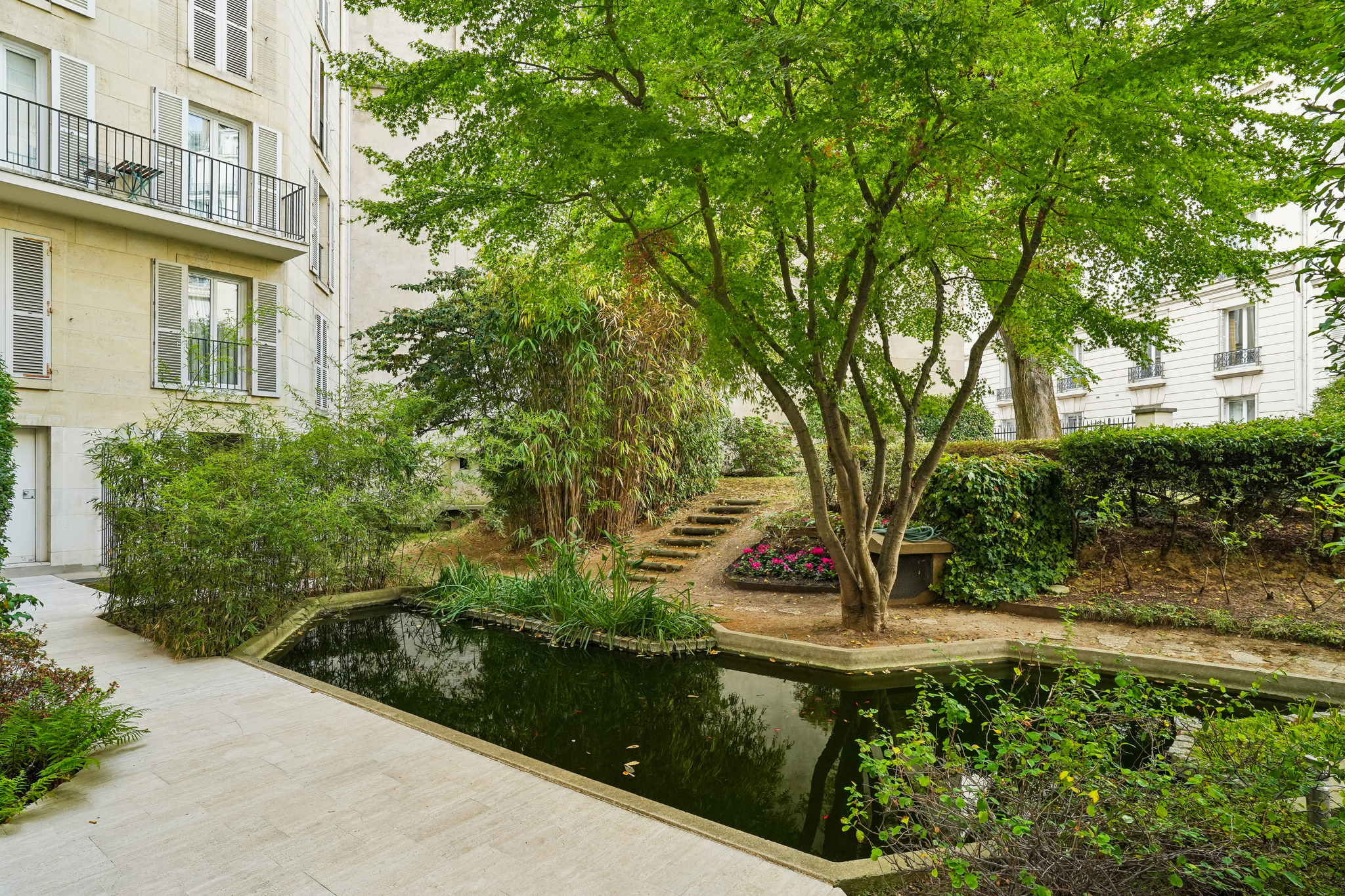 Exclusive – Invalides – Studio to renovate with an 18 m² private garden in the heart of Gros-Caillou.