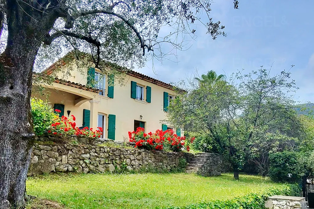 Charming Provençal Property with open views