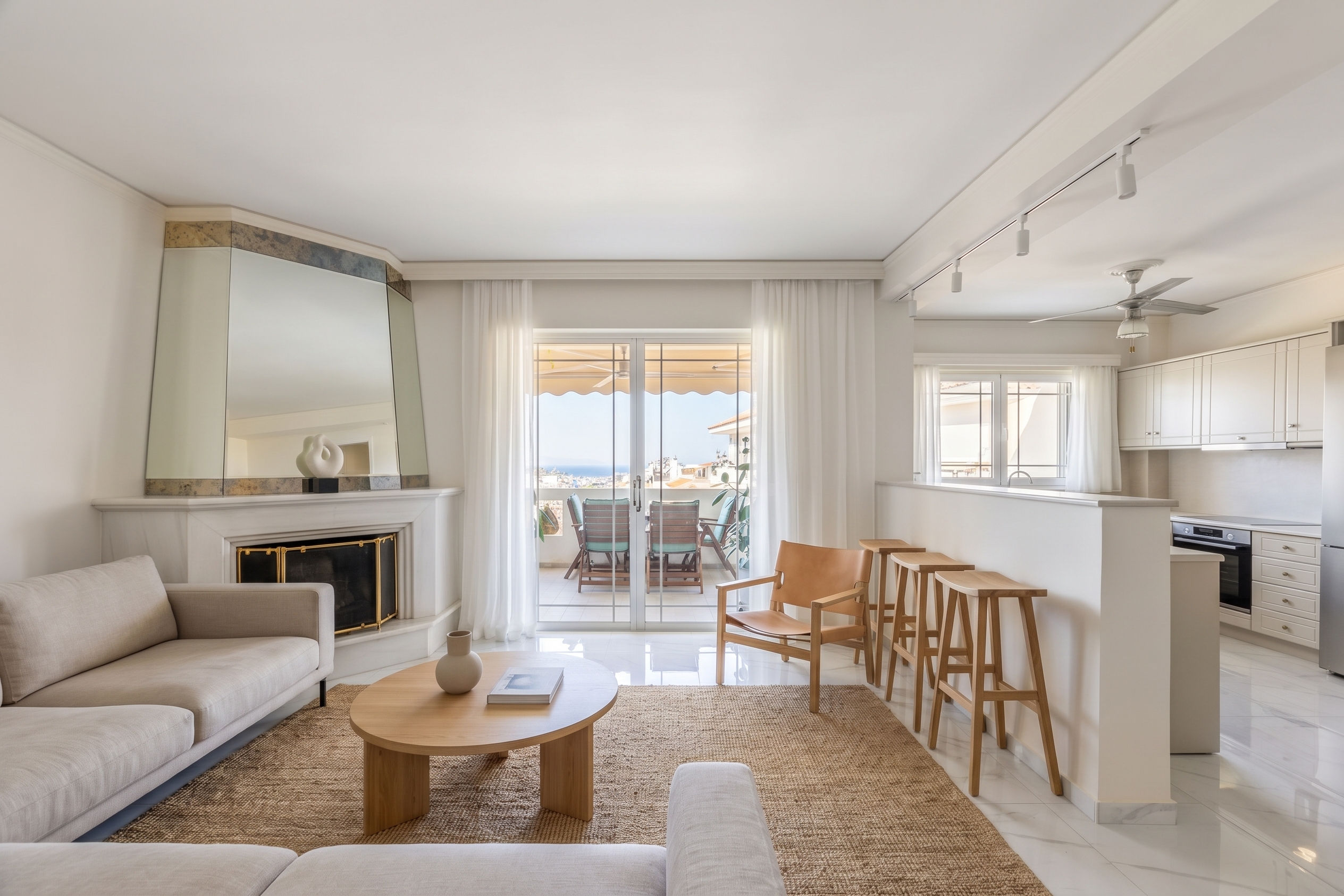 Bright 3rd floor corner apartment with sea views in Glyfada [KI-modifiziert]
