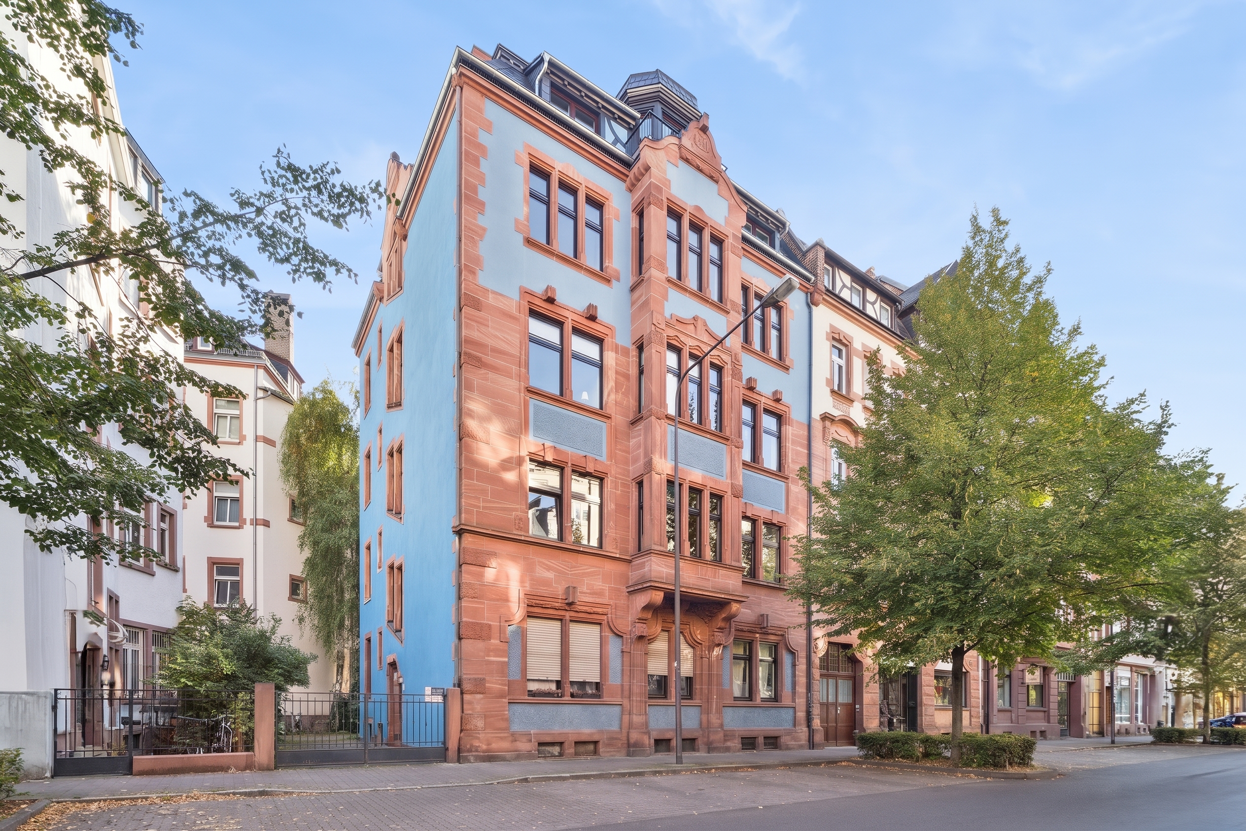 Traumhafte Stilaltbauwohnung in bester Lage nahe Schweizer Platz in Frankfurt-Sachsenhausen [KI-modifiziert]