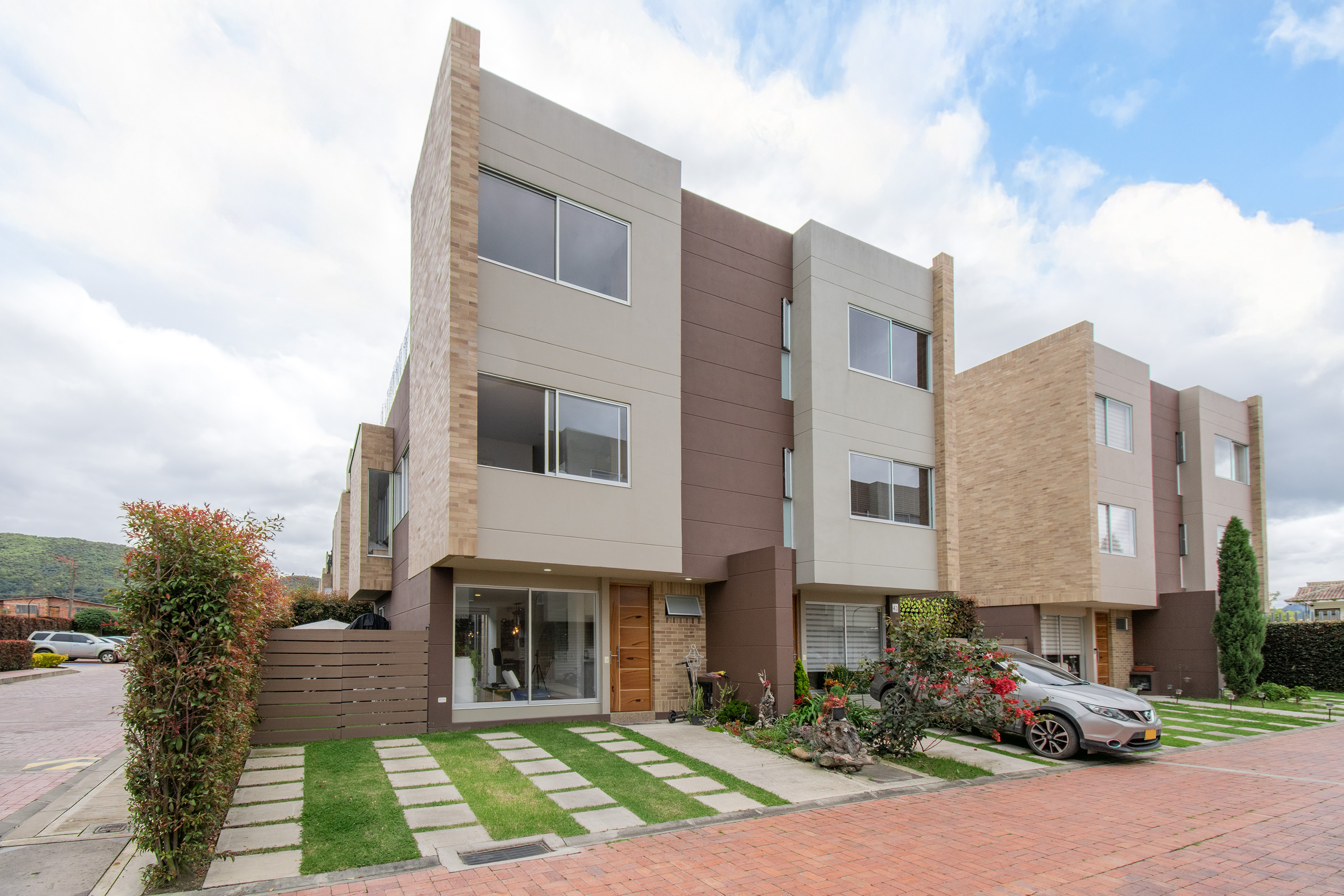 Casa esquinera para venta en conjunto cerrado en Chía