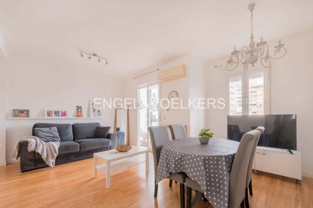 Furnished apartment with terrace in Salamanca Guindalera