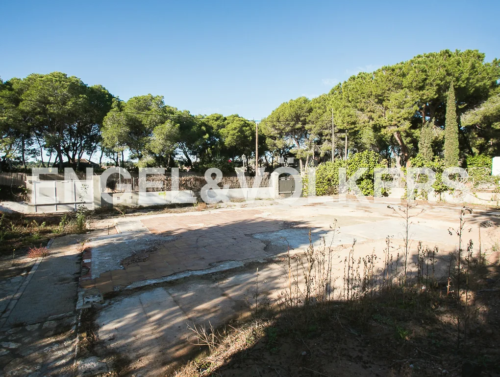 Large size plot in prime area in Rocafort