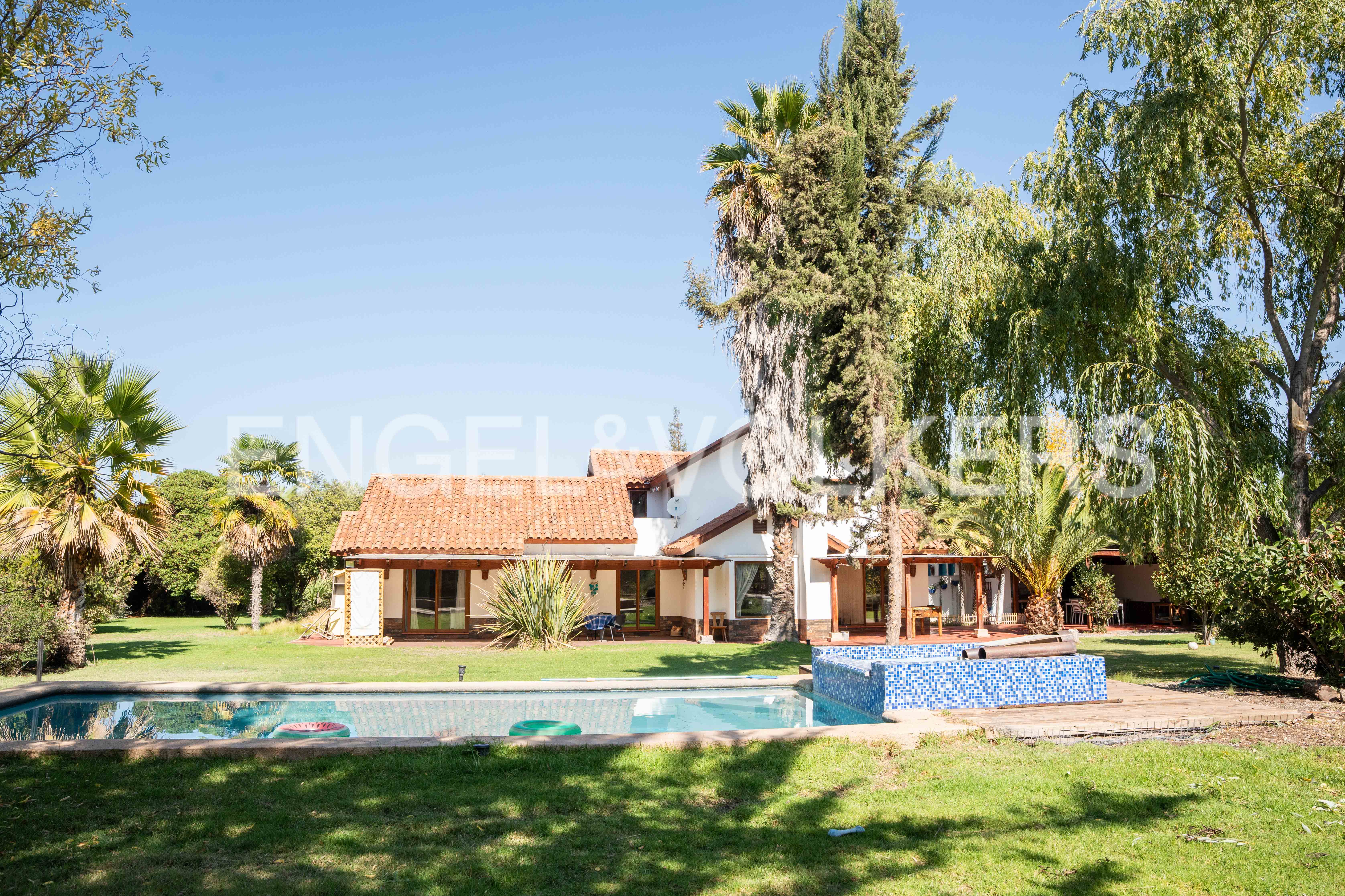 Casa calle interior con gran jardín, piscina y quincho
