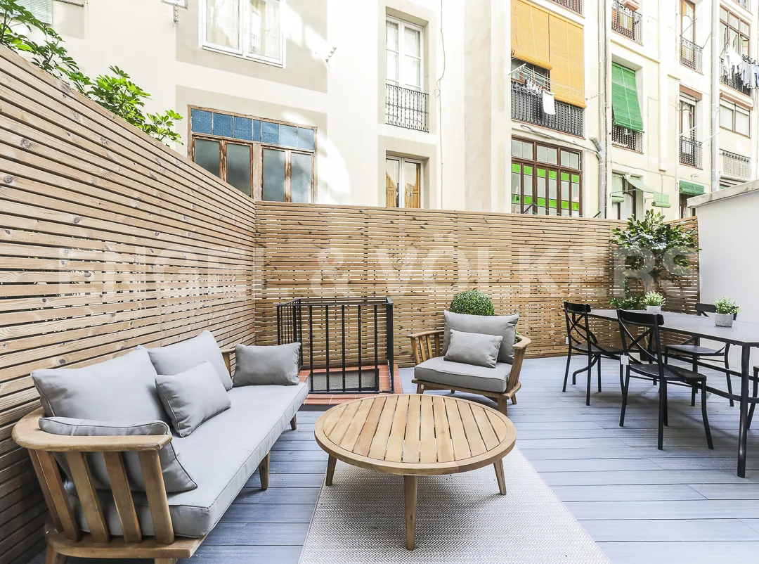 Renovated 3 bedroom apartment with terrace in Eixample