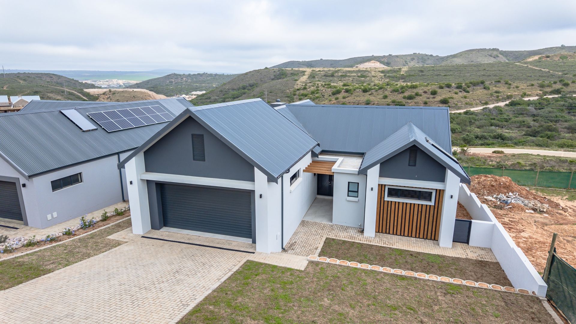 Modern 3-Bedroom Oasis with Majestic Mountain Views in Outeniquasbosch