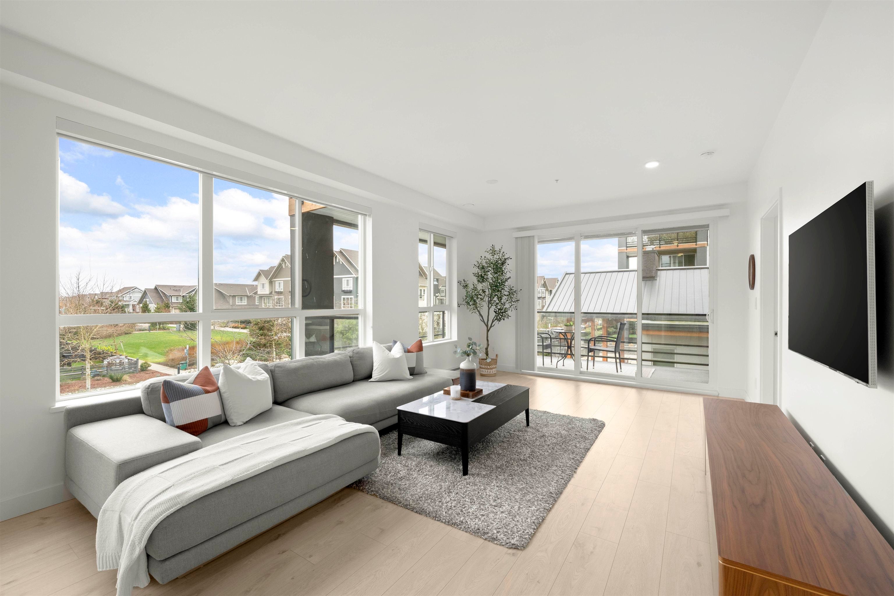 Bright Corner Unit By The Ocean!