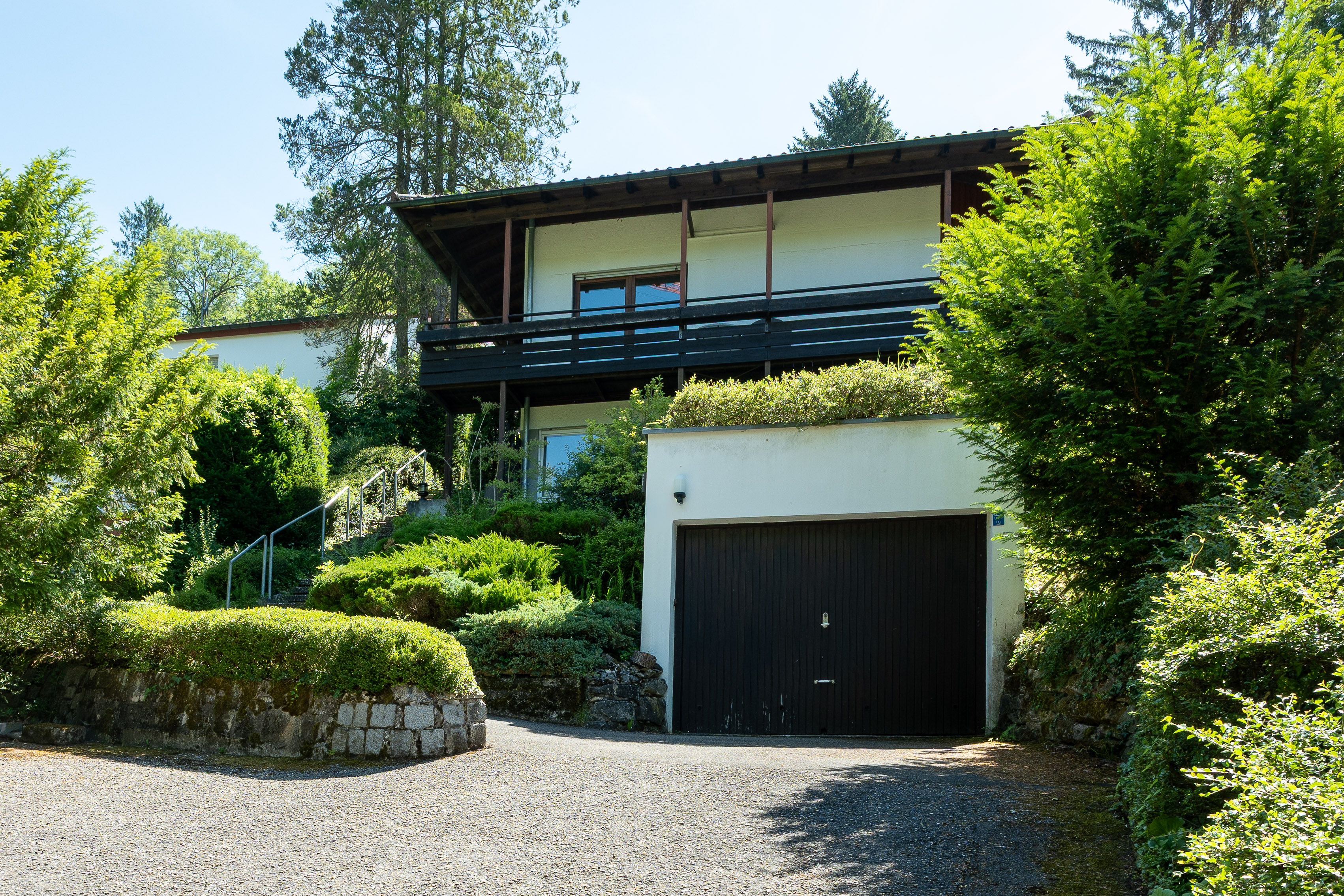Entwicklungspotenzial in gefragter Lage – Haus mit Einliegerwohnung auf großzügigem Grundstück