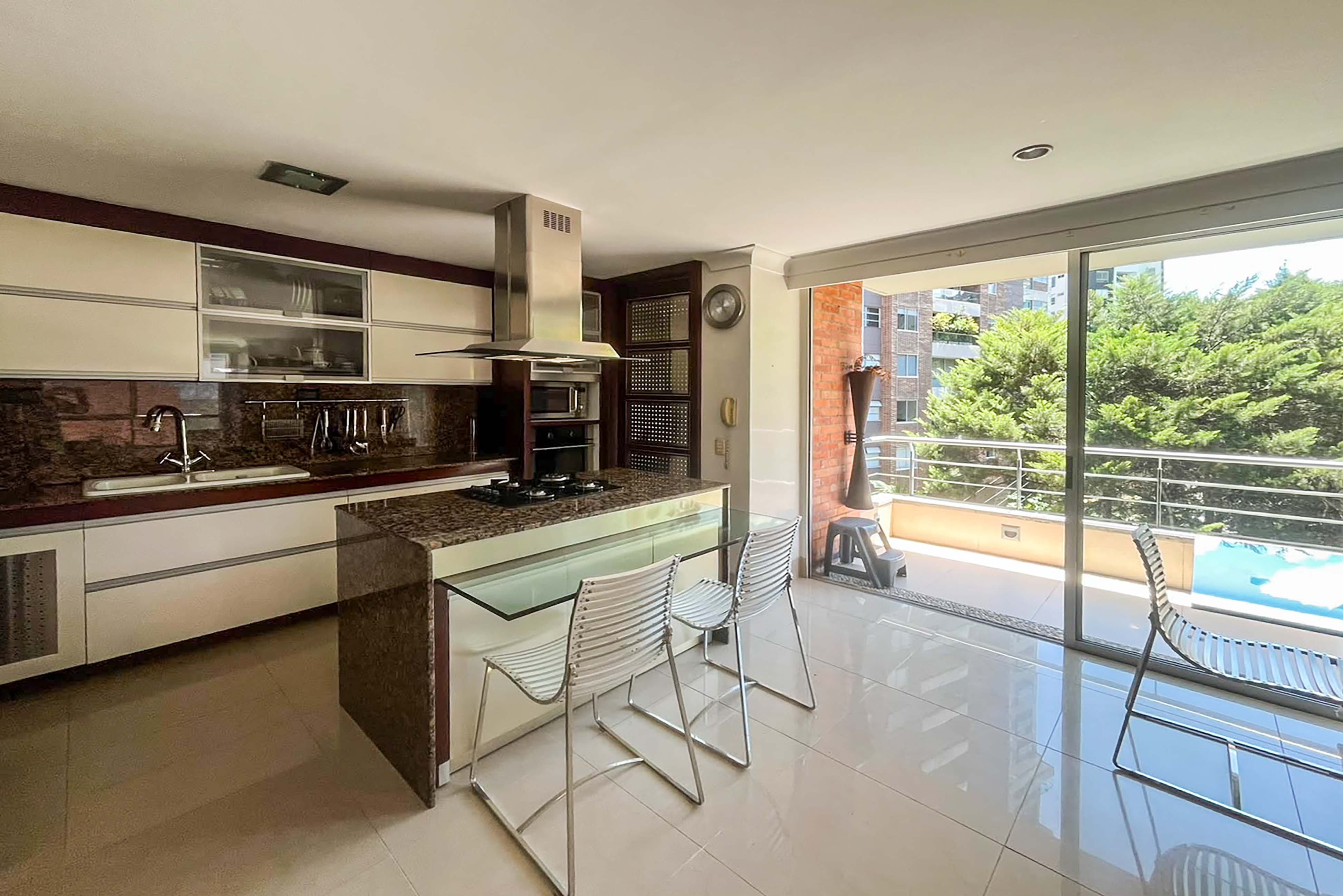 Apartamento amoblado con balcón para arriendo en Lalinde, El Poblado