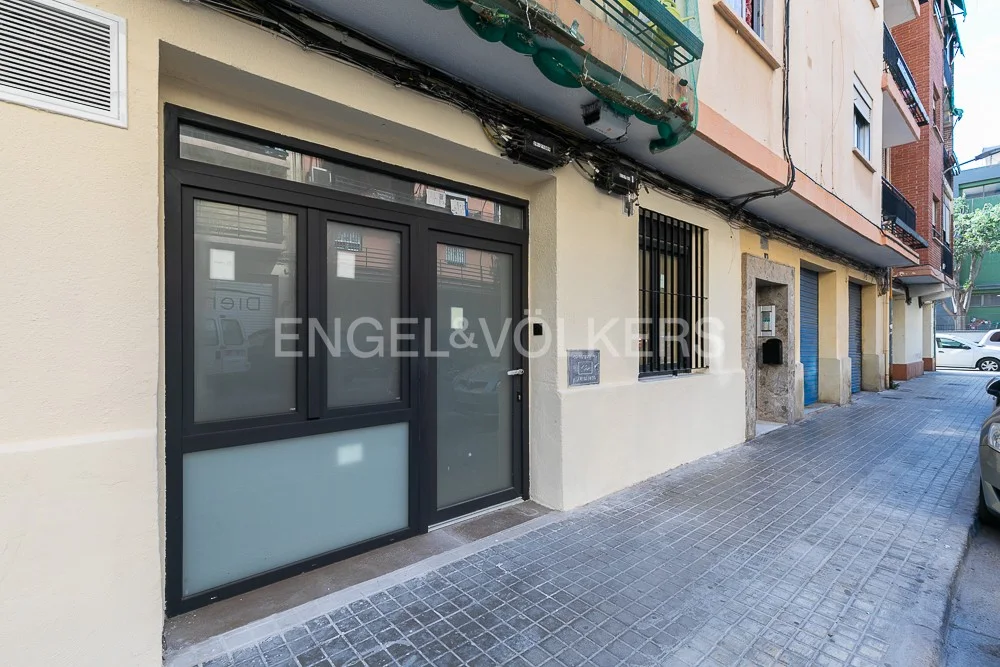 Commercial ground floor ideal for holiday rental in Rascanya area.