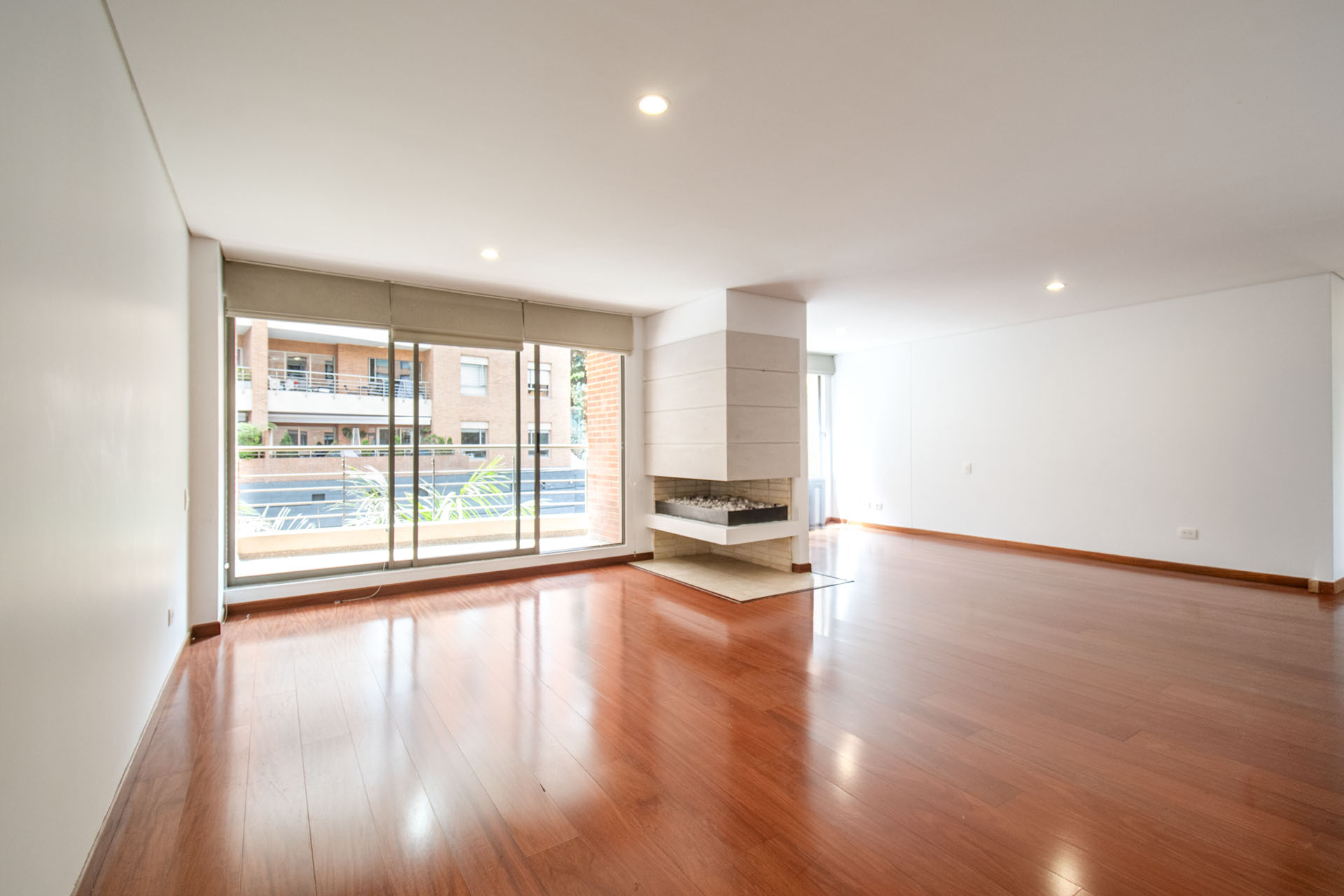 Apartamento con balcón en conjunto con clubhouse Reserva de la Sierra