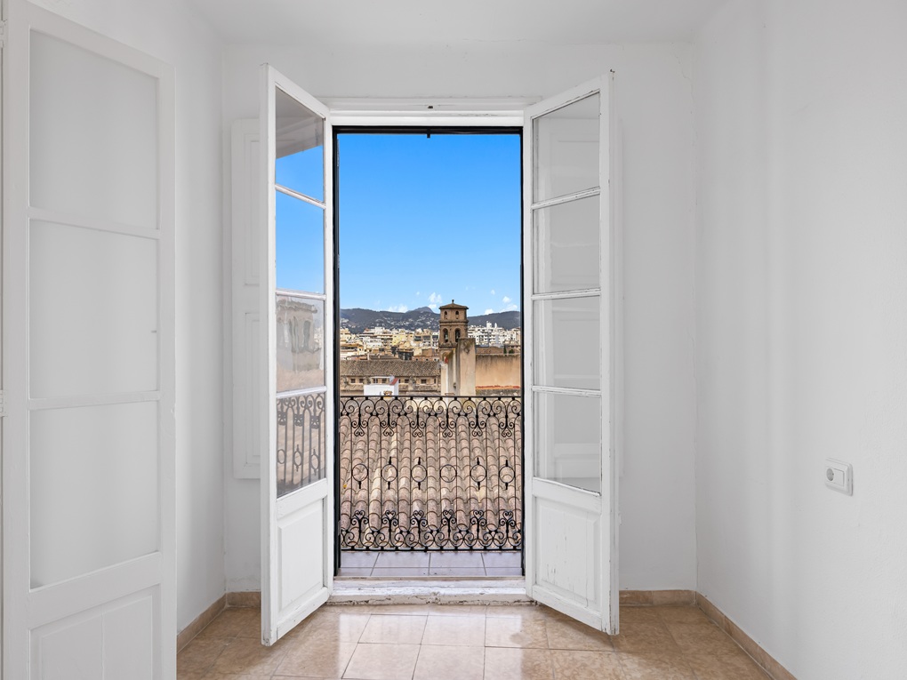 Apartamento en el 4º piso de un edificio clásico antiguo: proyecto de reforma con potencial