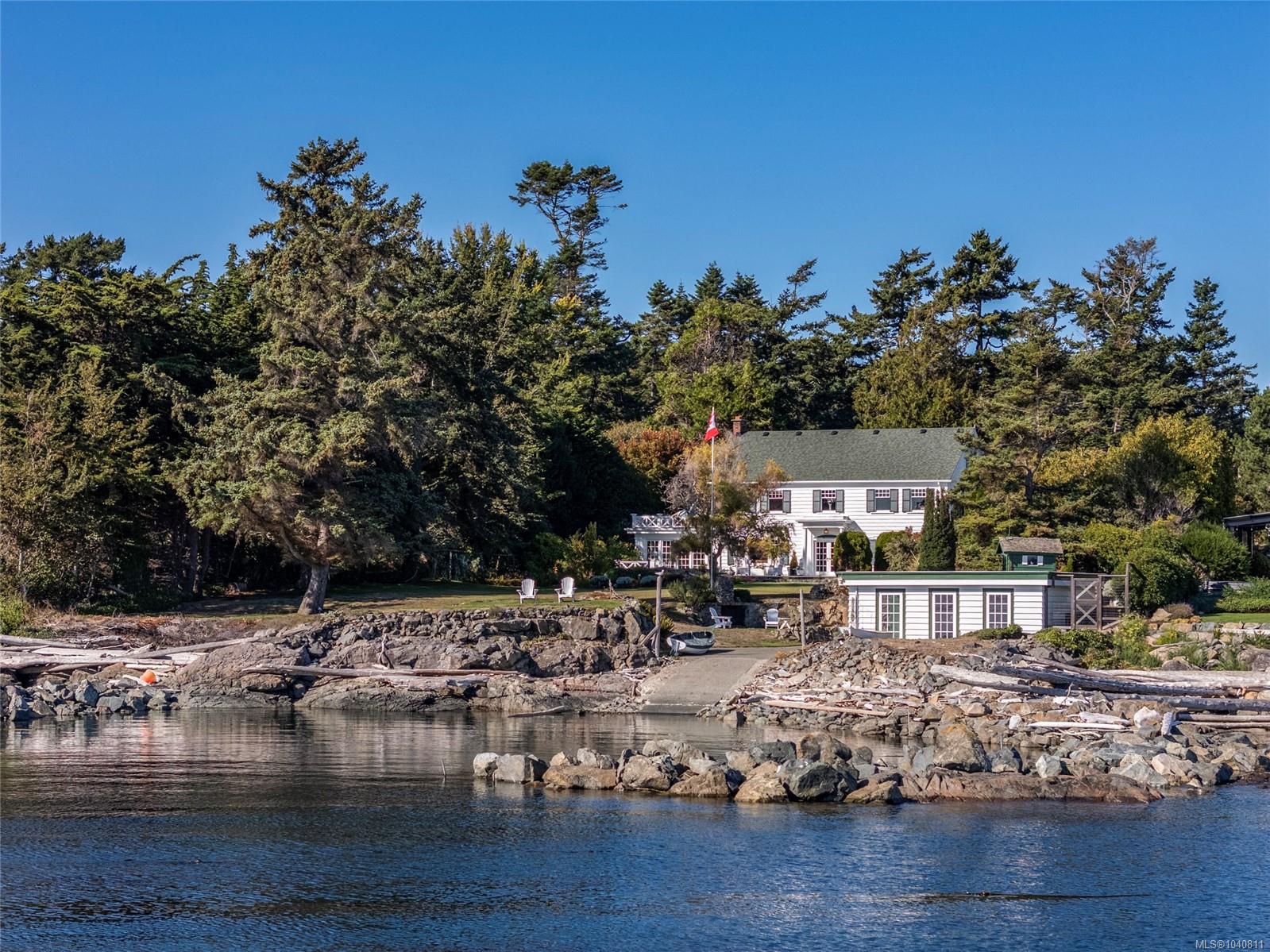 Stunning South-Facing Oceanfront Estate in 10-Mile Point