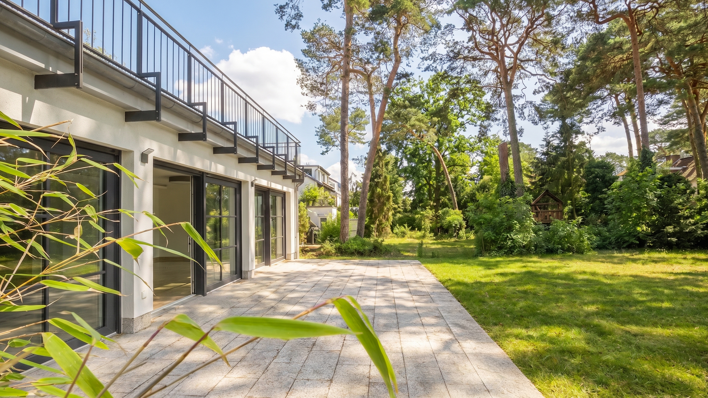 Lichtdurchflutetes Einfamilienhaus mit großem Garten und zwei Terrassen