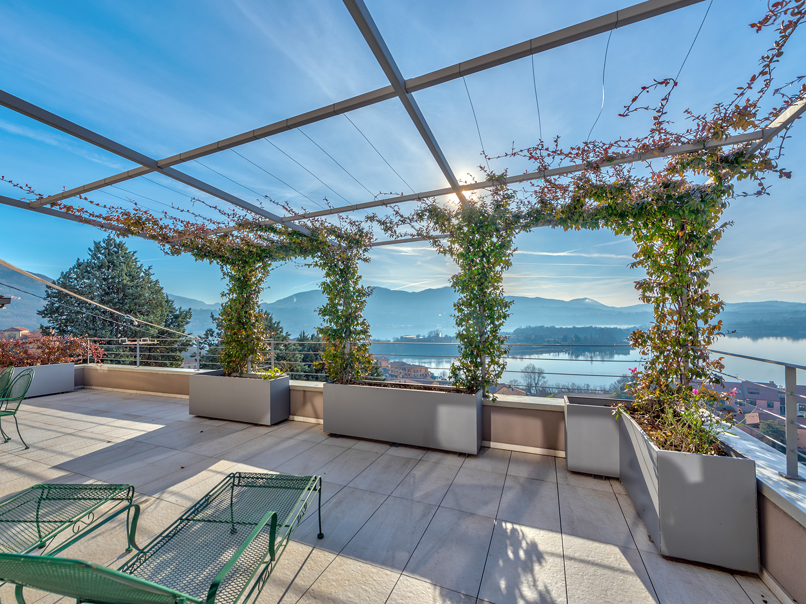Moderne Villa mit Aussen-Pool und herrlichem Seeblick