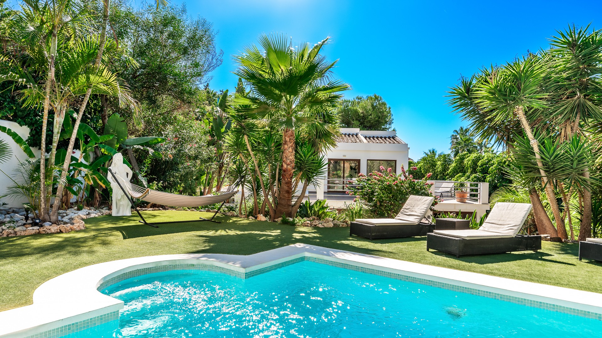 Sophisticated Living in Prestigious El Rosario Neighbourhood