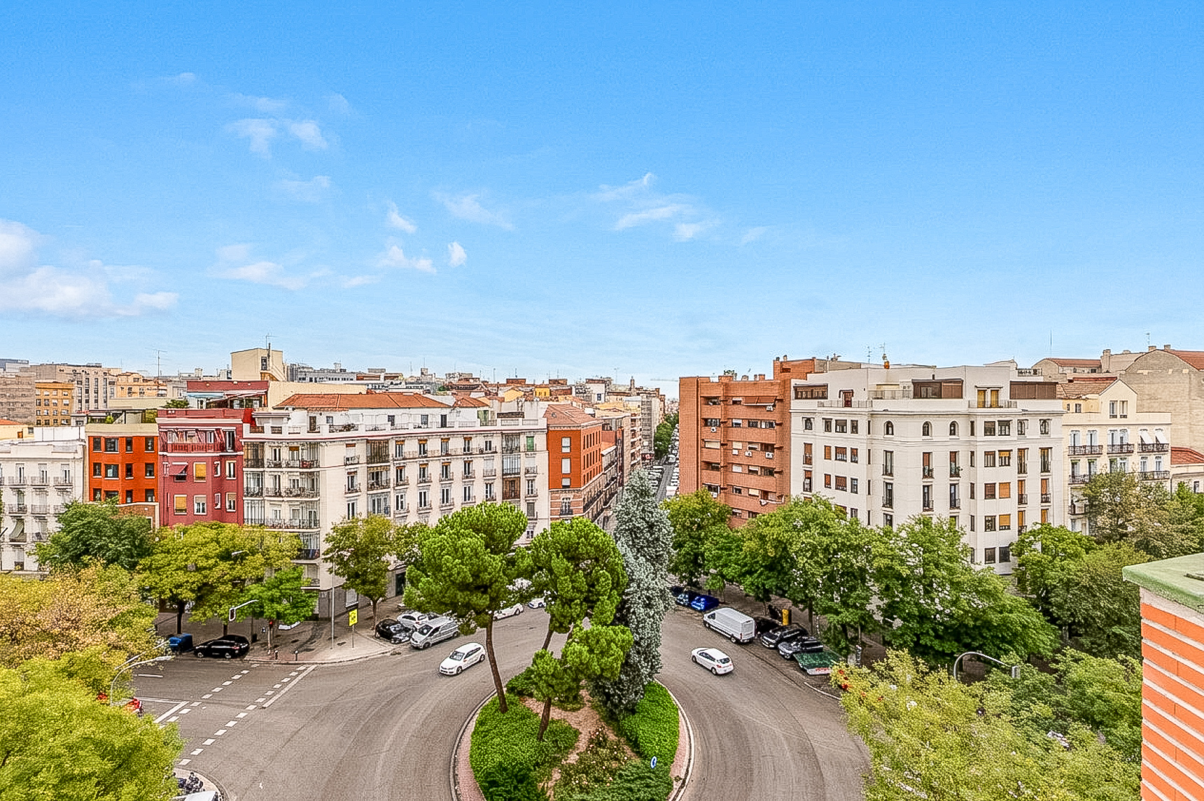 Duplex penthouse with terrace and unobstructed views in the heart of Trafalgar