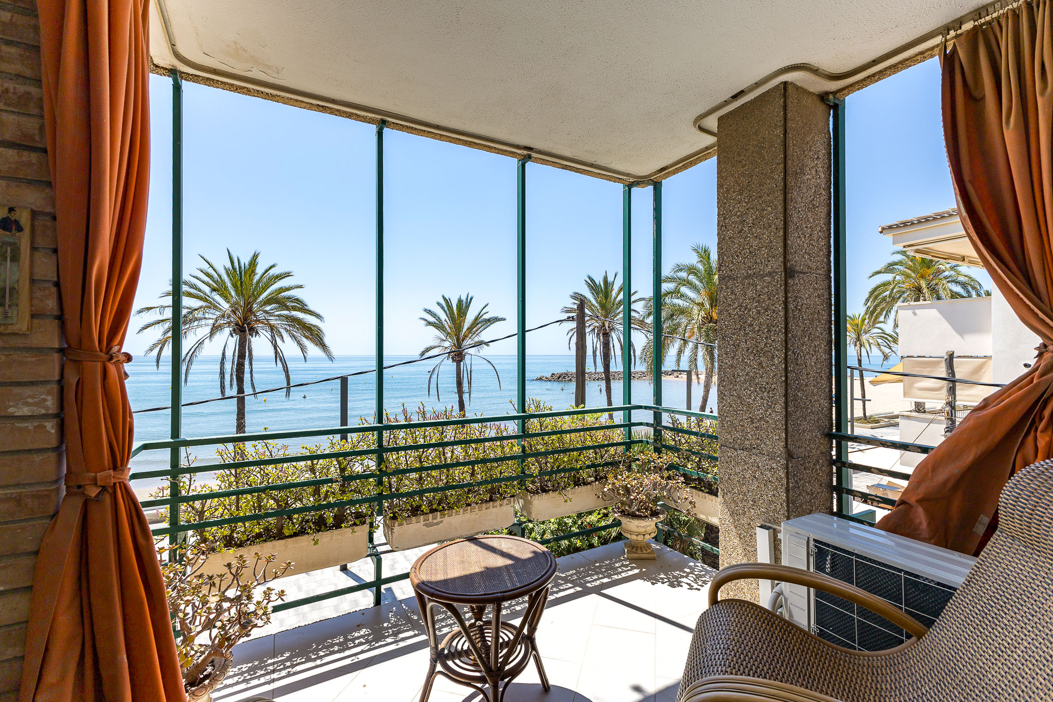 Temporary beachfront apartment in Cubelles