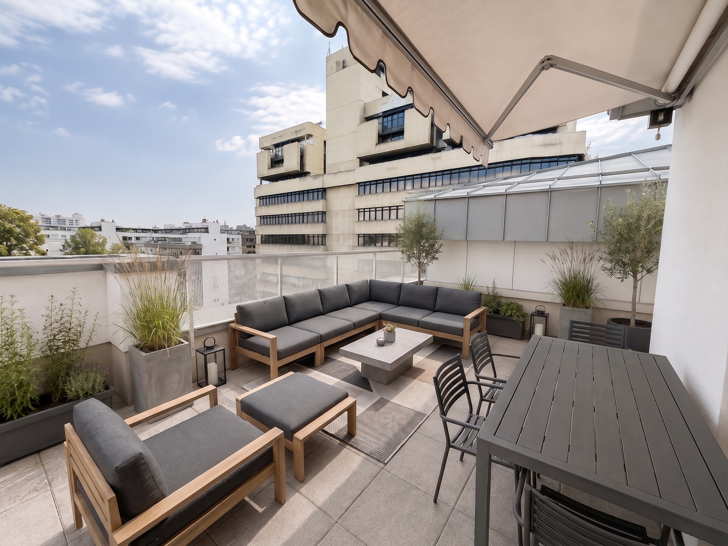 Lichtdurchflutete Penthousewohnung mit großzügiger Dachterrasse und Loggia