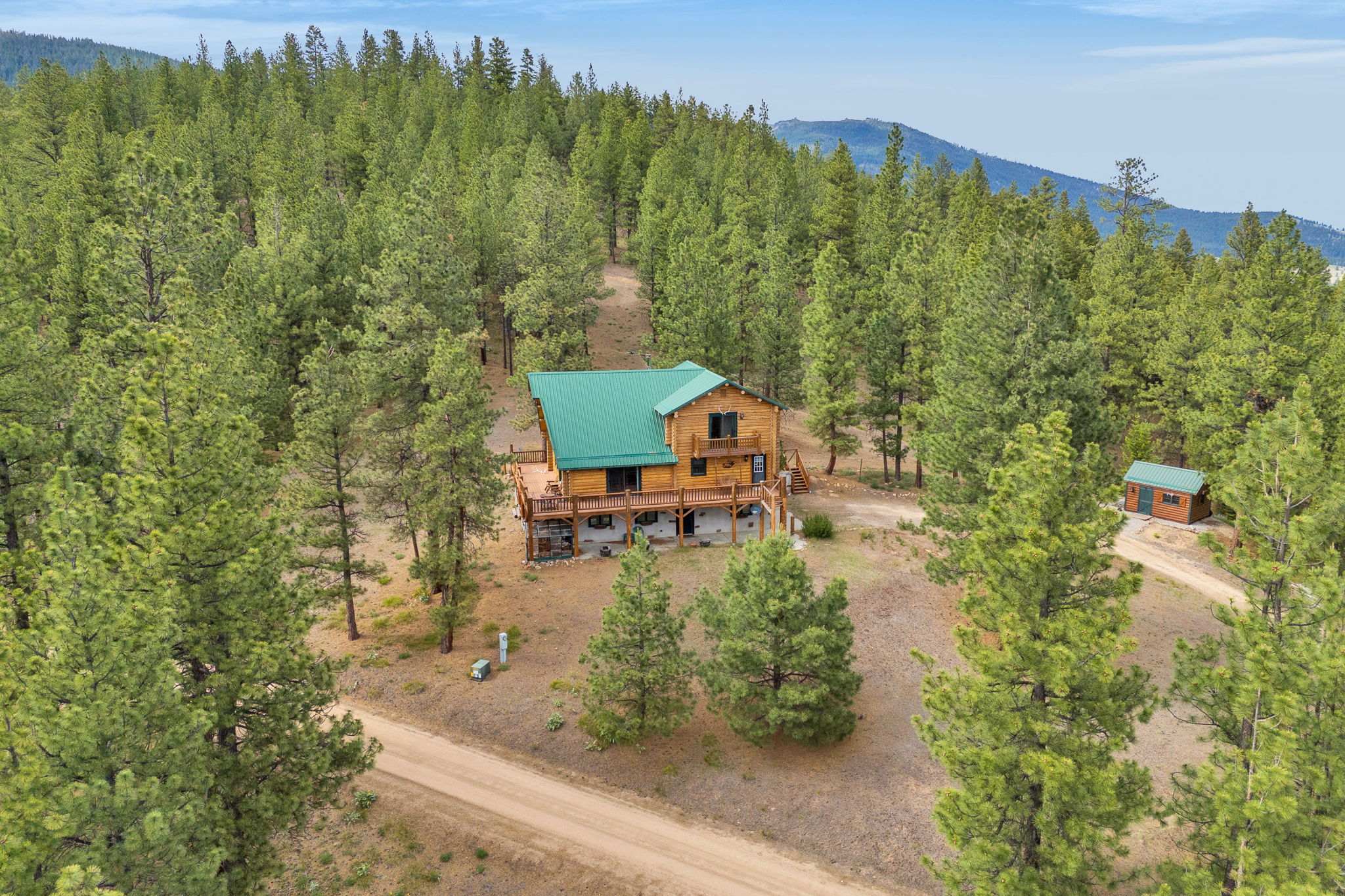 Log Home Retreat Among The Trees