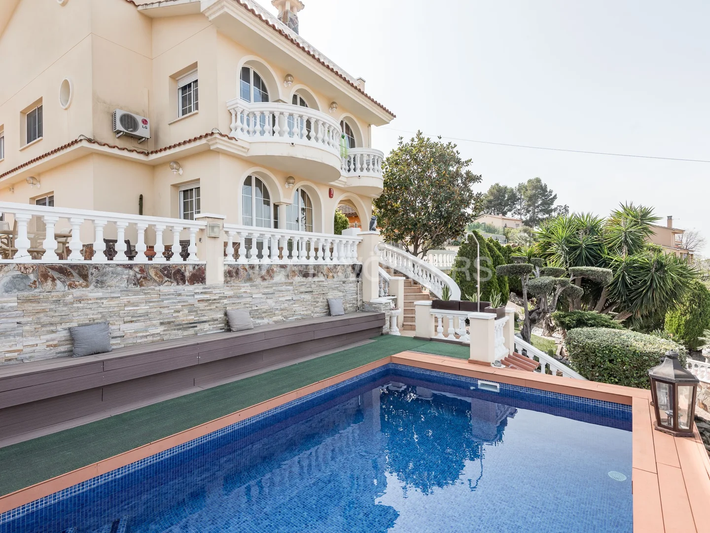 A spectacular villa with a swimming pool and garden