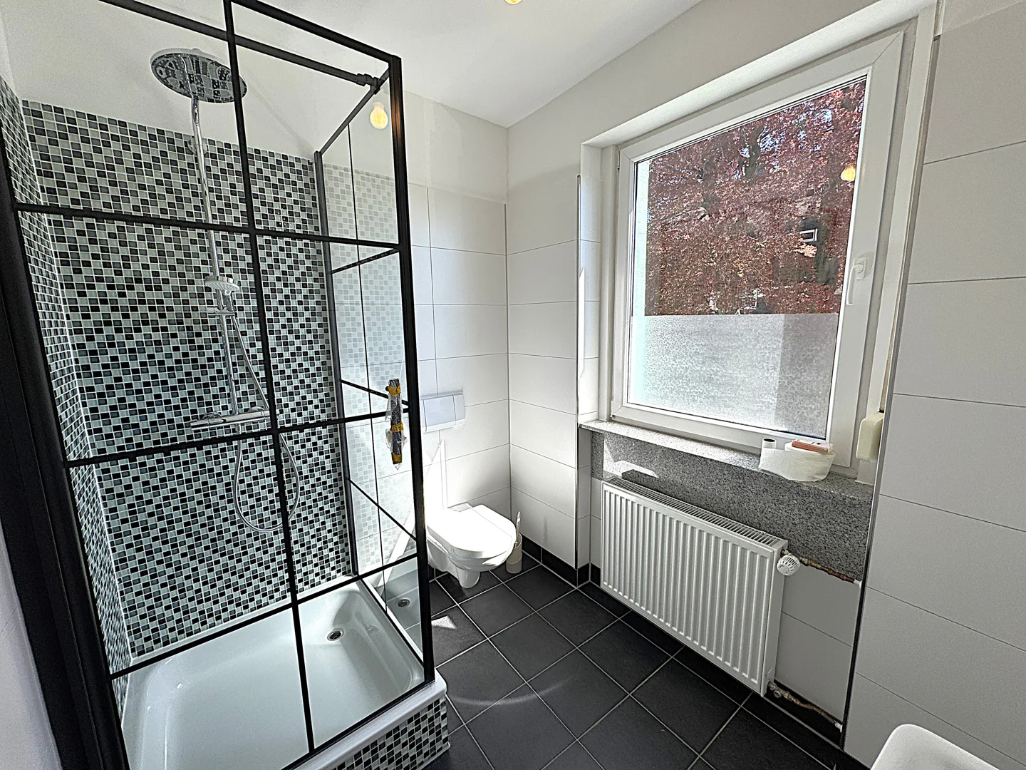 Erstbezug nach Kernsanierung – Stilvolle Maisonettewohnung mit Dachterrasse und Panoramablick - Photo 5