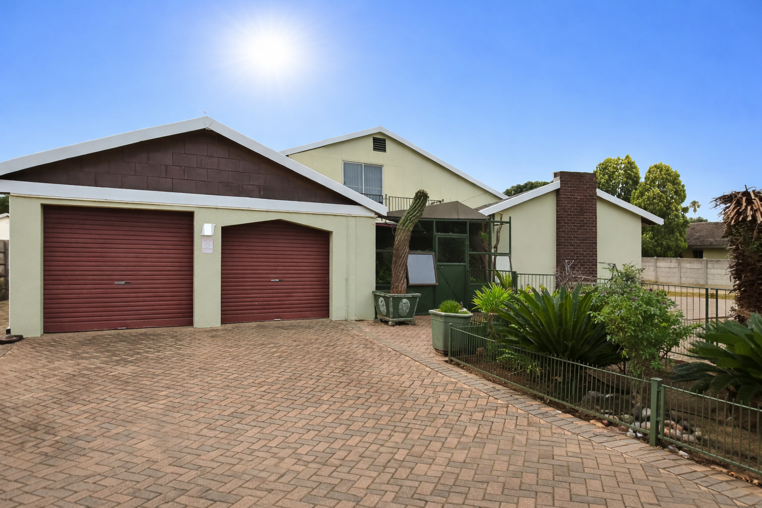 Spacious 4-Bedroom Home with 6 Garages & Dual Entrances – Ideal for Family Living or Business Potential